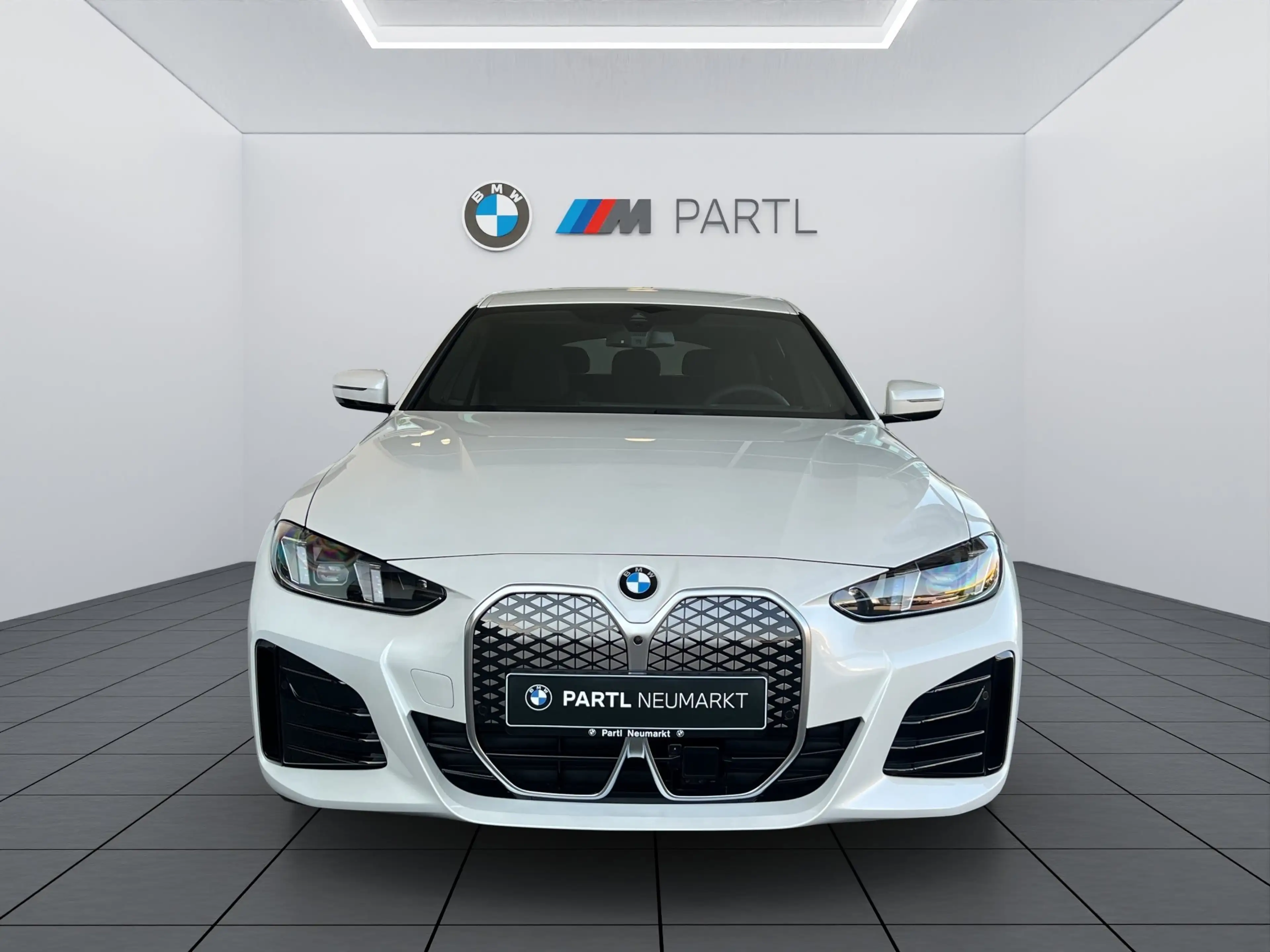 BMW i4 eDrive40 M Sport NAVI LED AHK HUD RFK EL. SITZE — photo 2