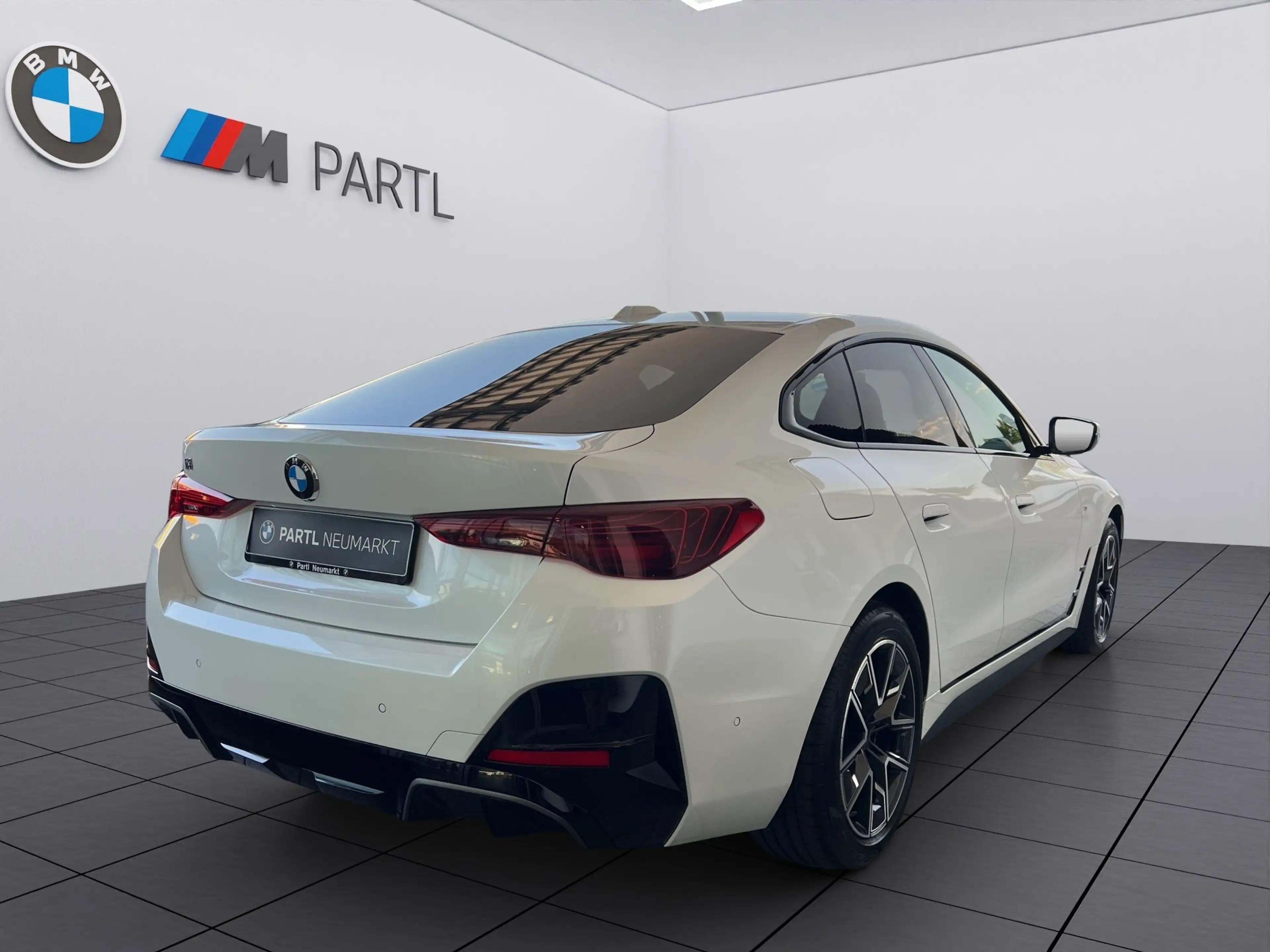 BMW i4 eDrive40 M Sport NAVI LED AHK HUD RFK EL. SITZE — photo 4