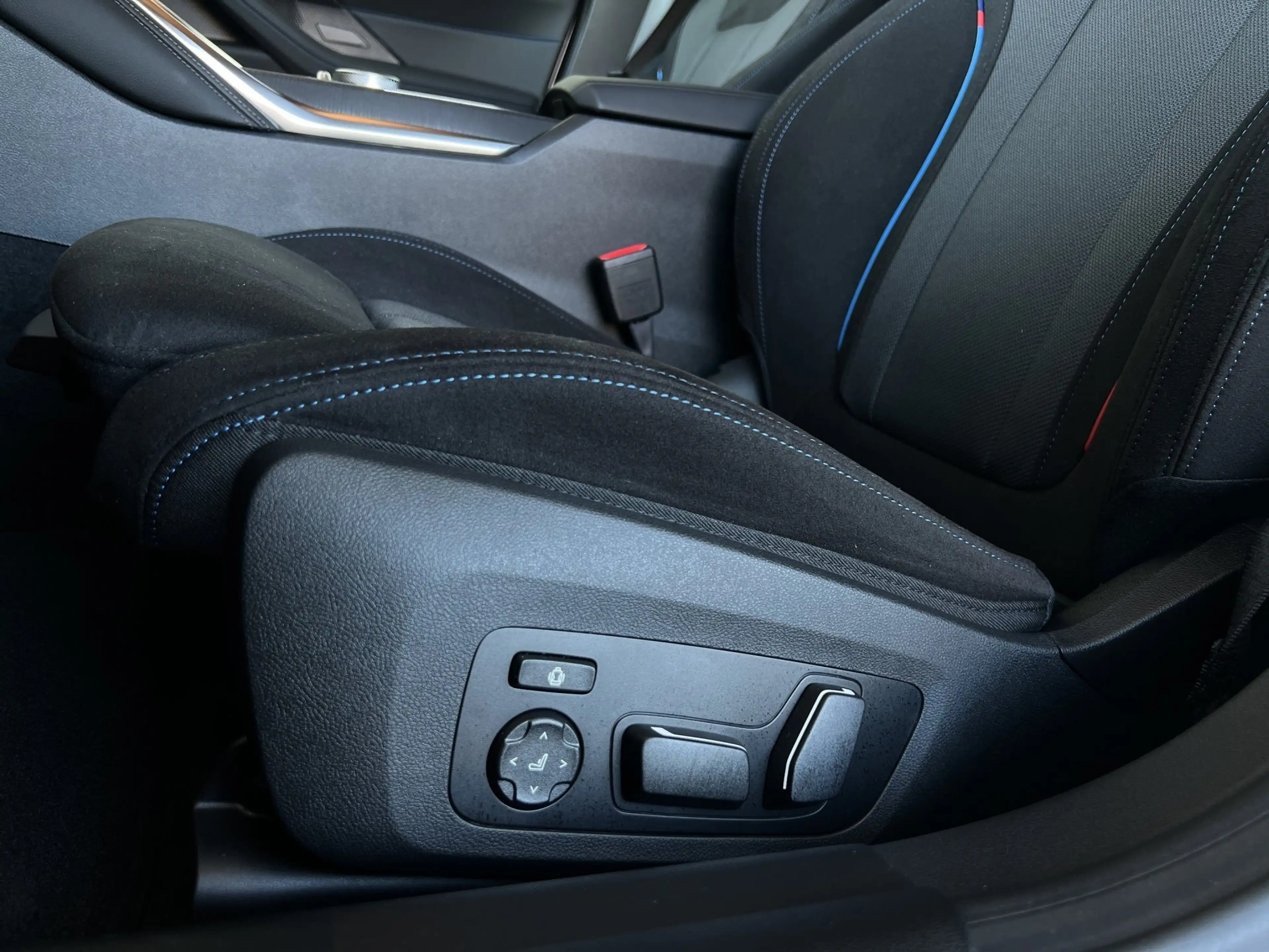 BMW i4 eDrive40 M Sport NAVI LED AHK HUD RFK EL. SITZE — photo 11