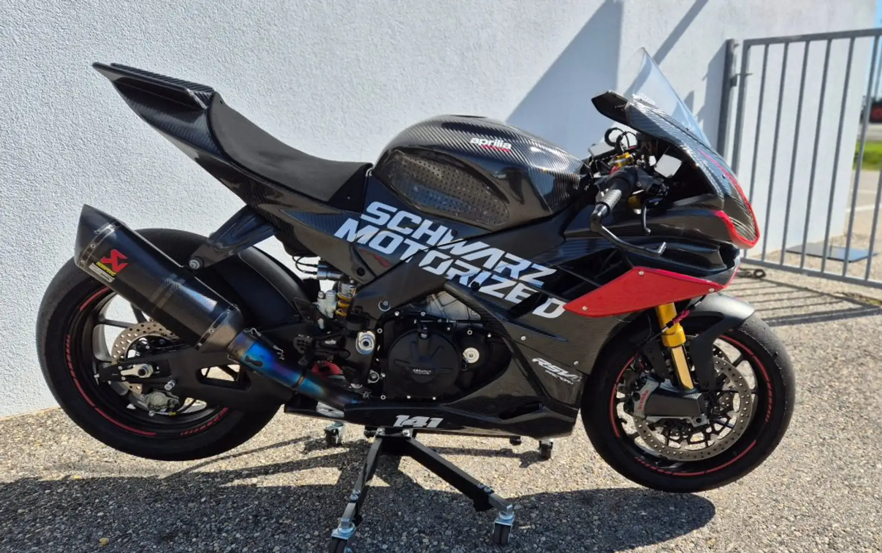 Aprilia RSV4 1100 Factory RACE Schwarz - 2