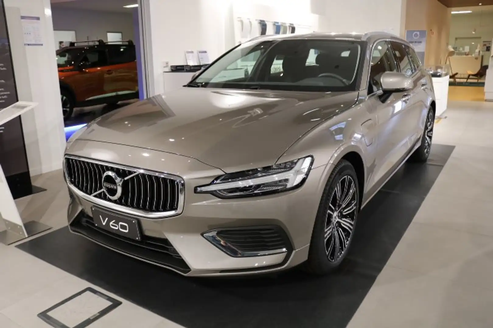 Volvo V60 T6 Recharge AWD Plug-in Hybrid Inscr Gris - 1