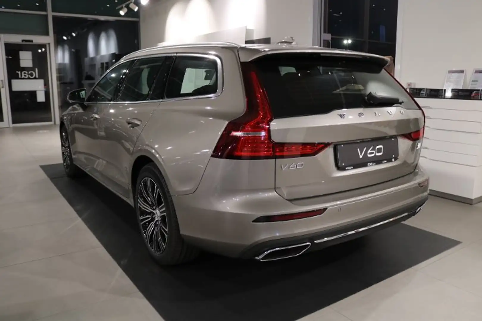 Volvo V60 T6 Recharge AWD Plug-in Hybrid Inscr Gris - 2