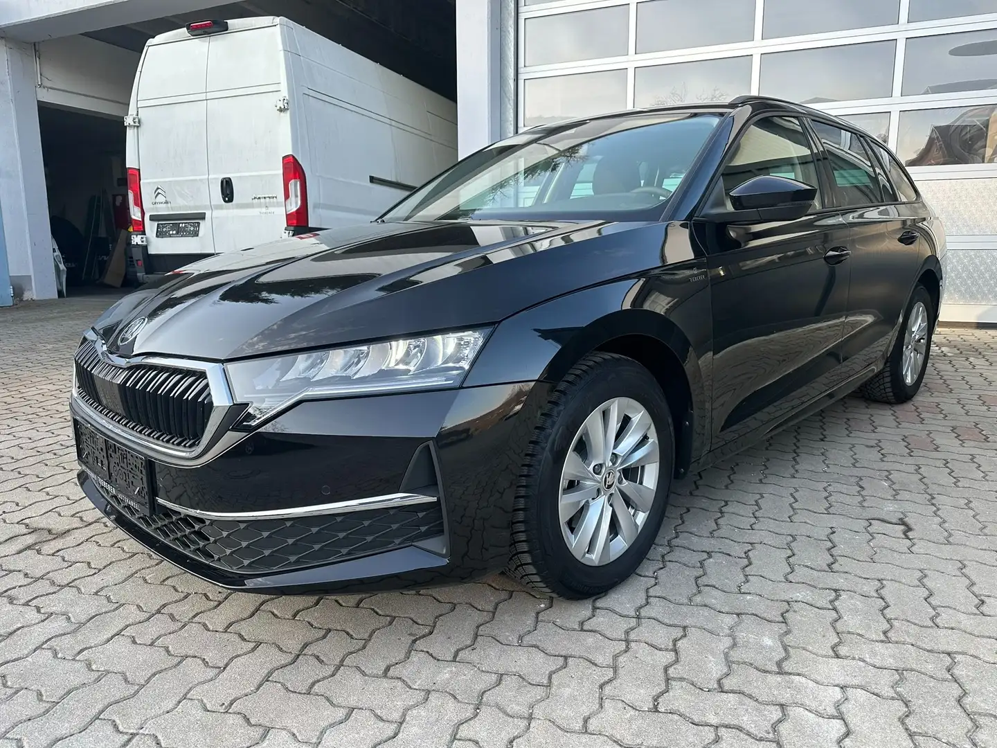 Skoda Octavia Octavia 1,5 TSI mHEV Selection Schaltgetriebe Schwarz - 1
