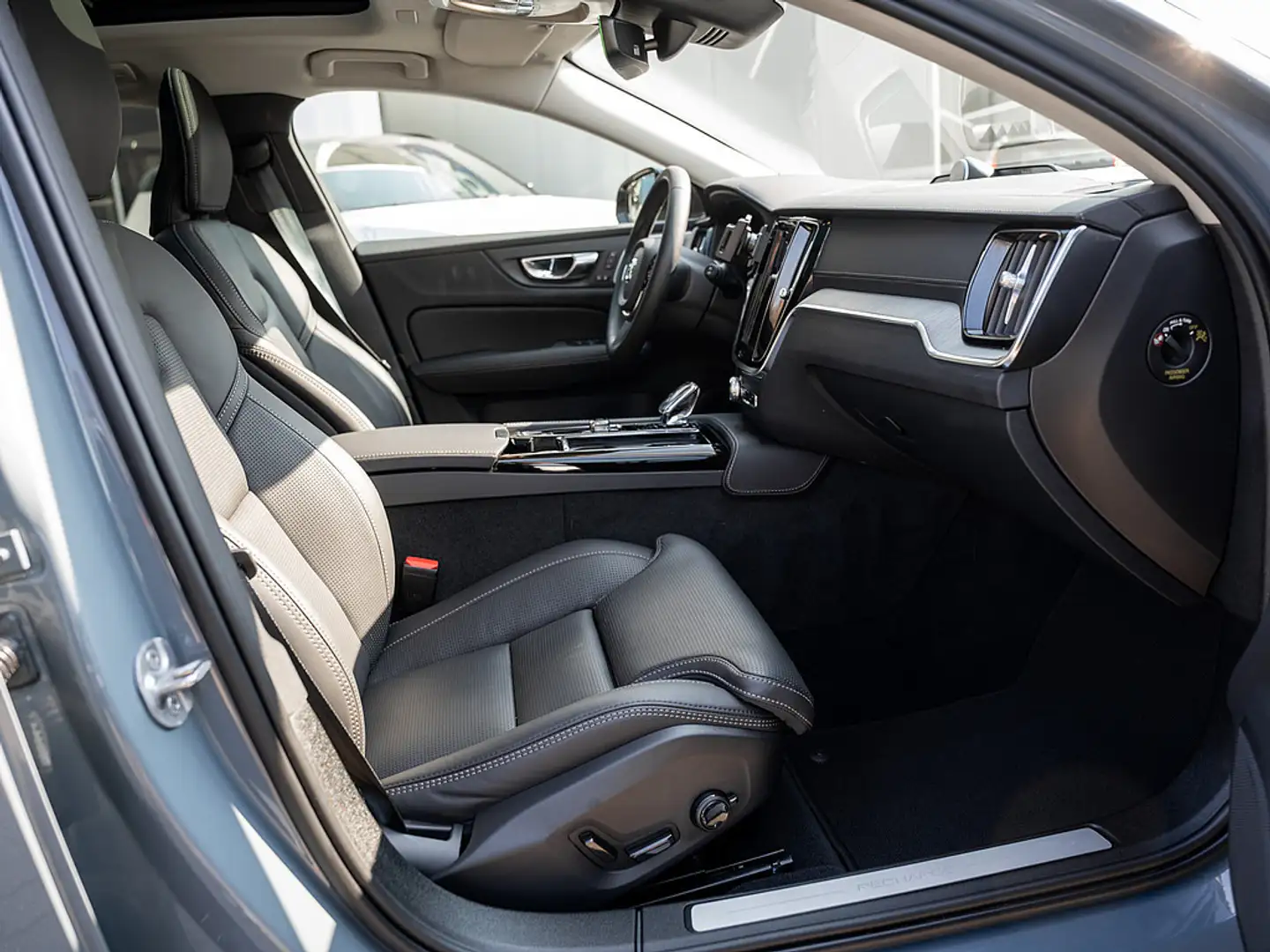 Volvo V60 T8 AWD Ultimate Dark Šedá - 2
