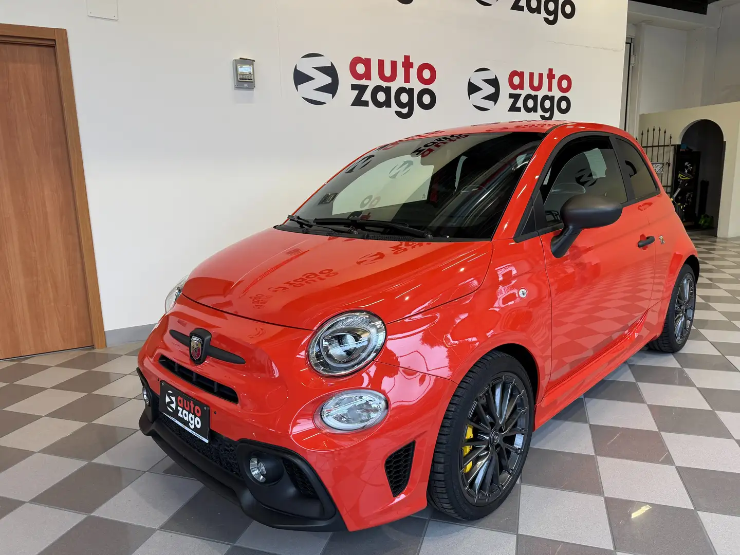 Abarth 695 1.4 T-Jet Competizione 180cv Oranžová - 1