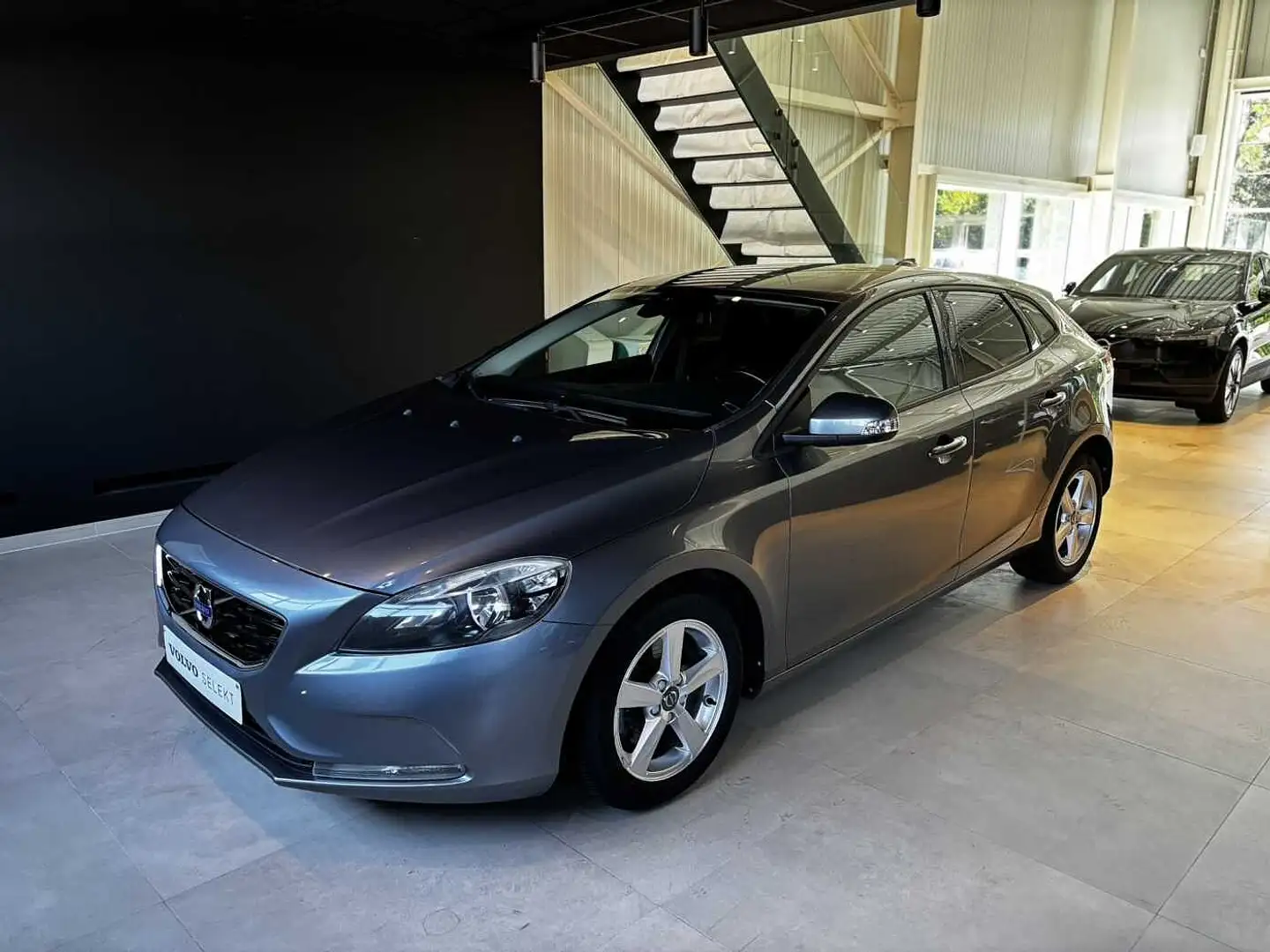 Volvo V40 D2 MAN Kinetic Grijs - 1