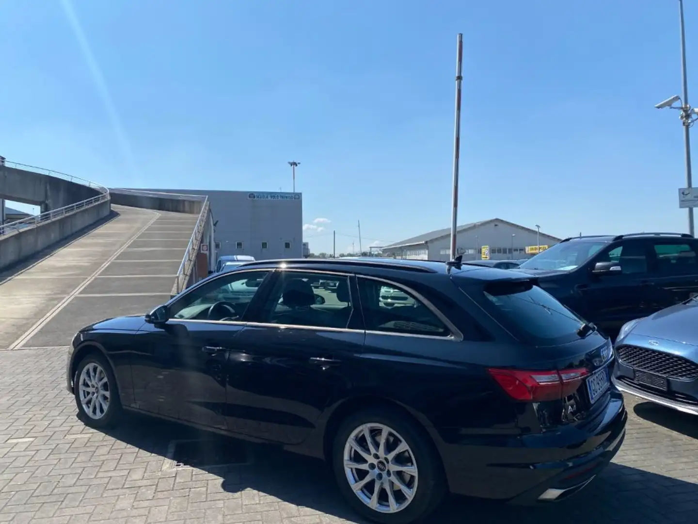 Audi A4 Avant 30 TDI/136 CV S tronic Business Nero - 2