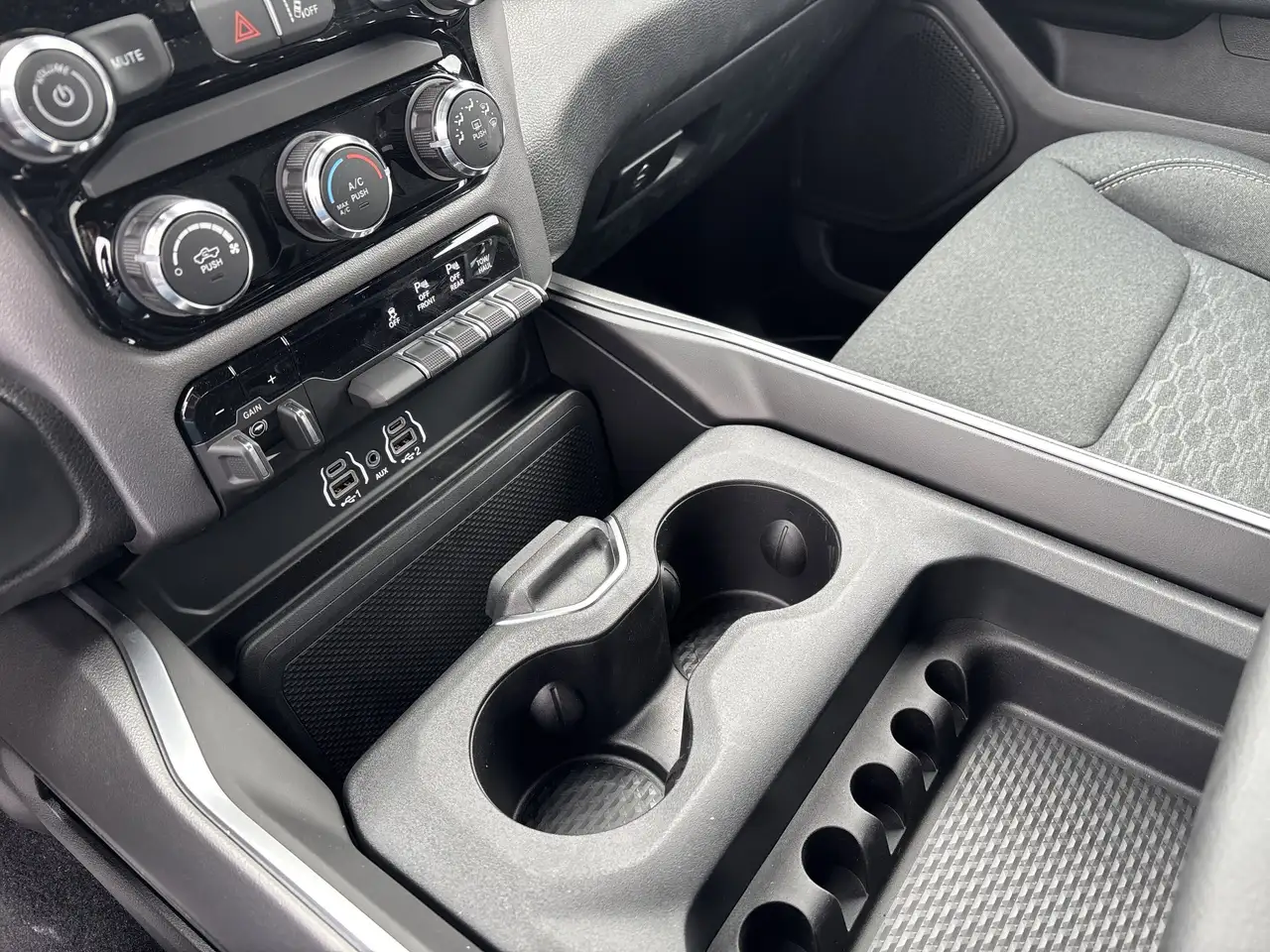 RAM 1500 снимка RAM 1500