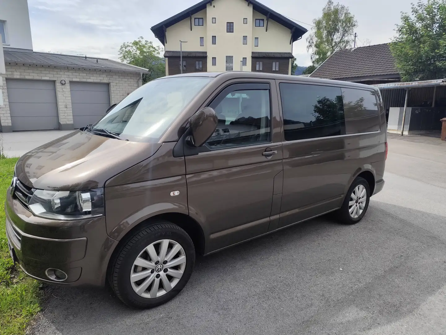 Volkswagen T5 Transporter Doka-Fahrgestell LR 2,0 BiTDI D-PF DSG Braun - 2