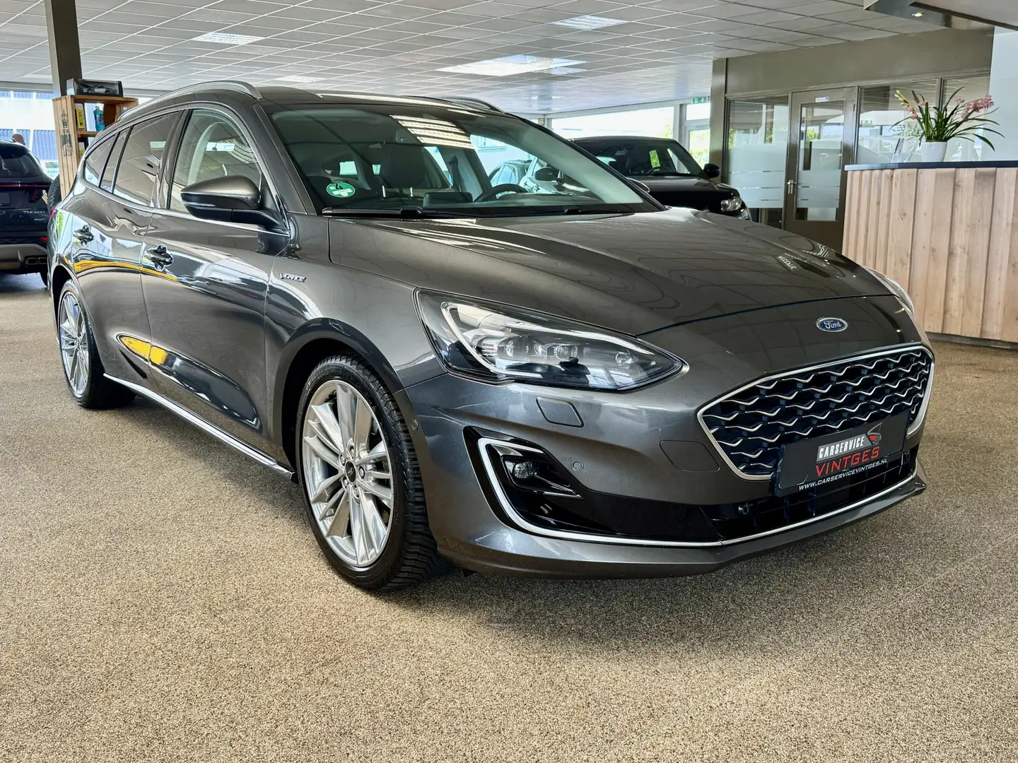 Ford Focus Wagon 1.5 EcoBoost Vignale Full Options Leder PDC Grijs - 2