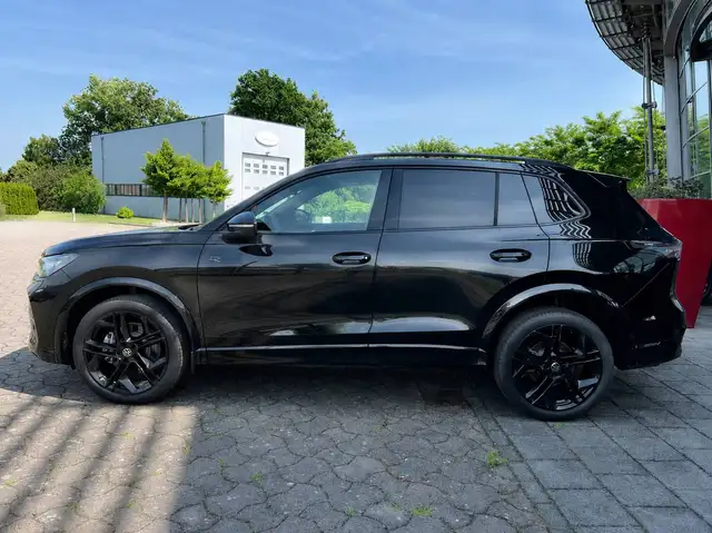 Volkswagen Tiguan view 3