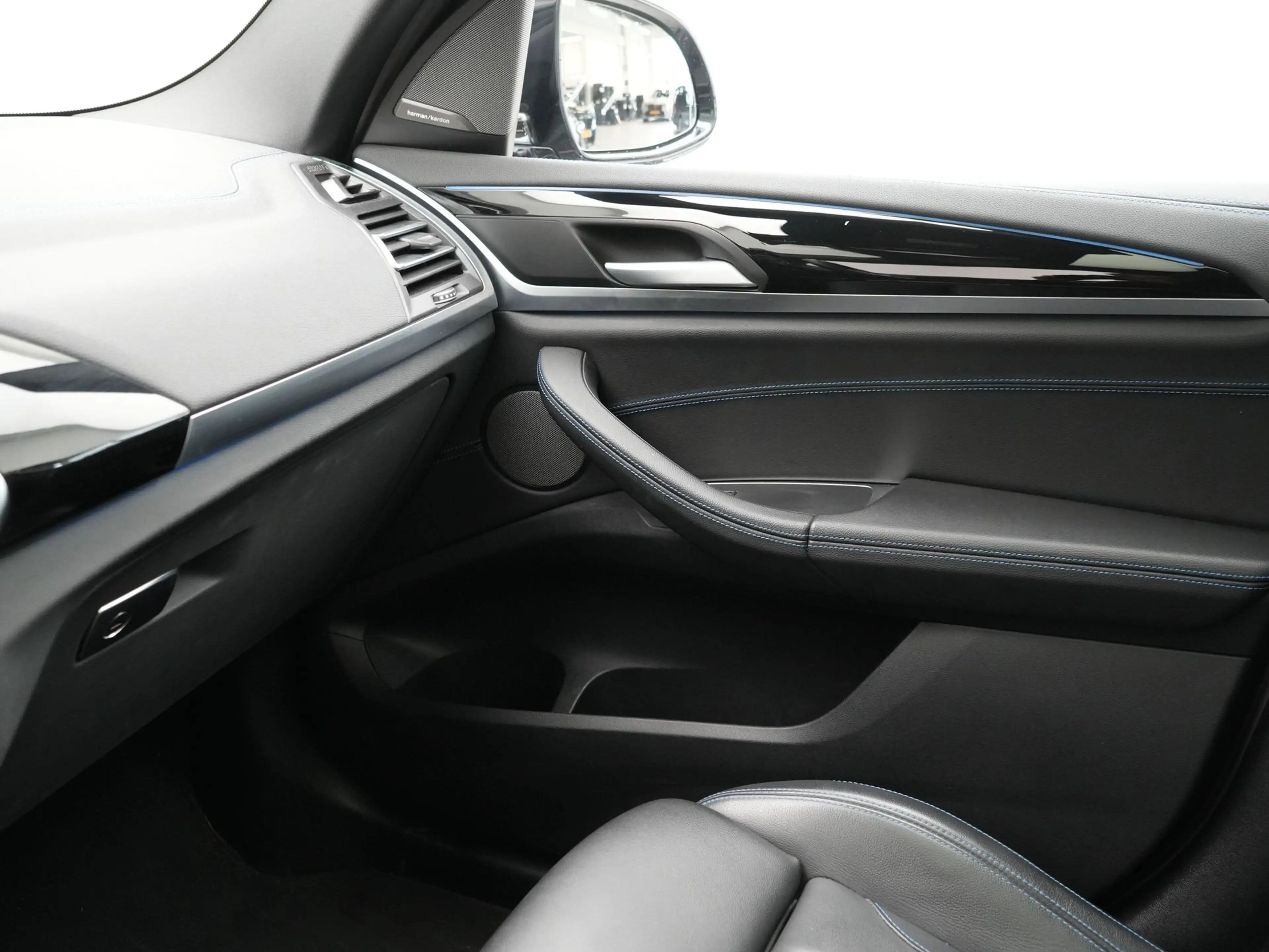 BMW iX3 High Executive 80 kWh SoH 100% — photo 14