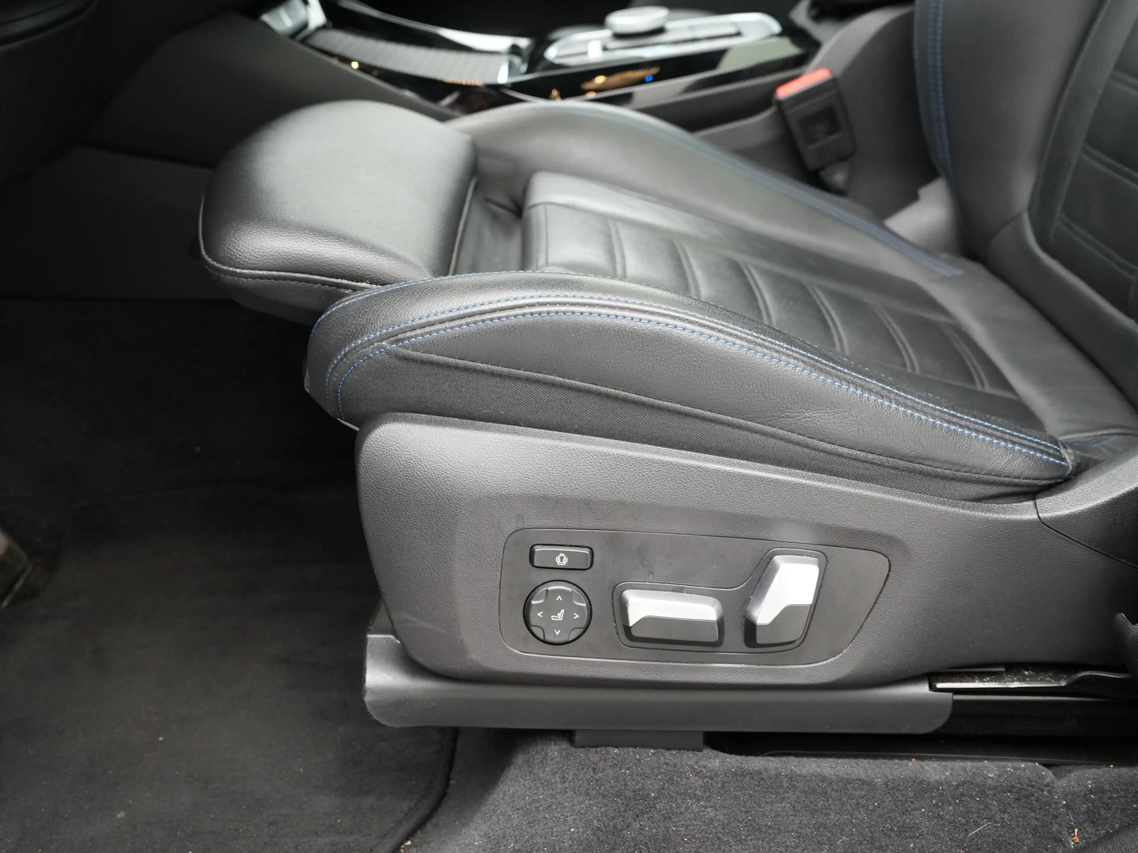 BMW iX3 High Executive 80 kWh SoH 100% — photo 15