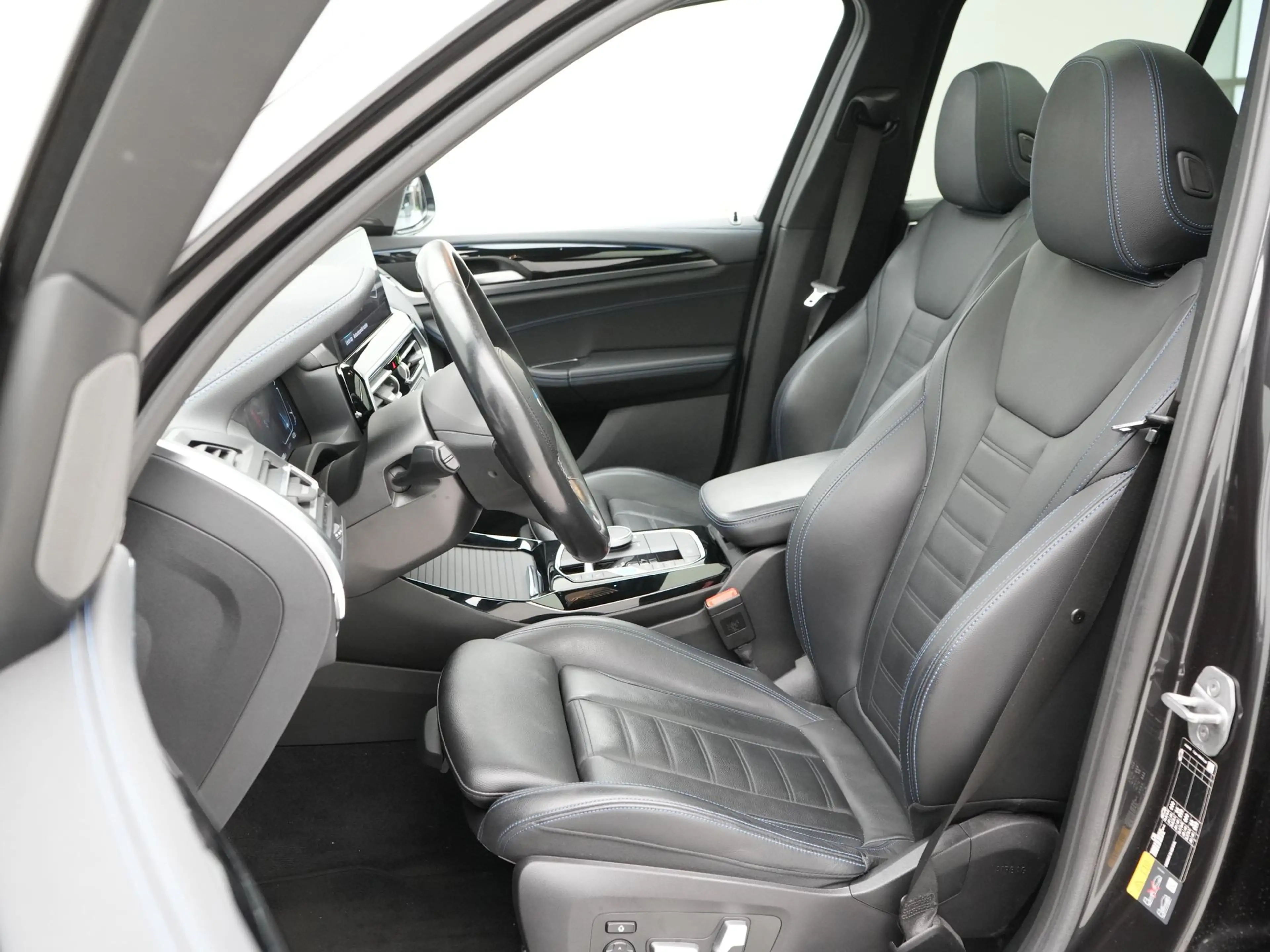 BMW iX3 High Executive 80 kWh SoH 100% — photo 4