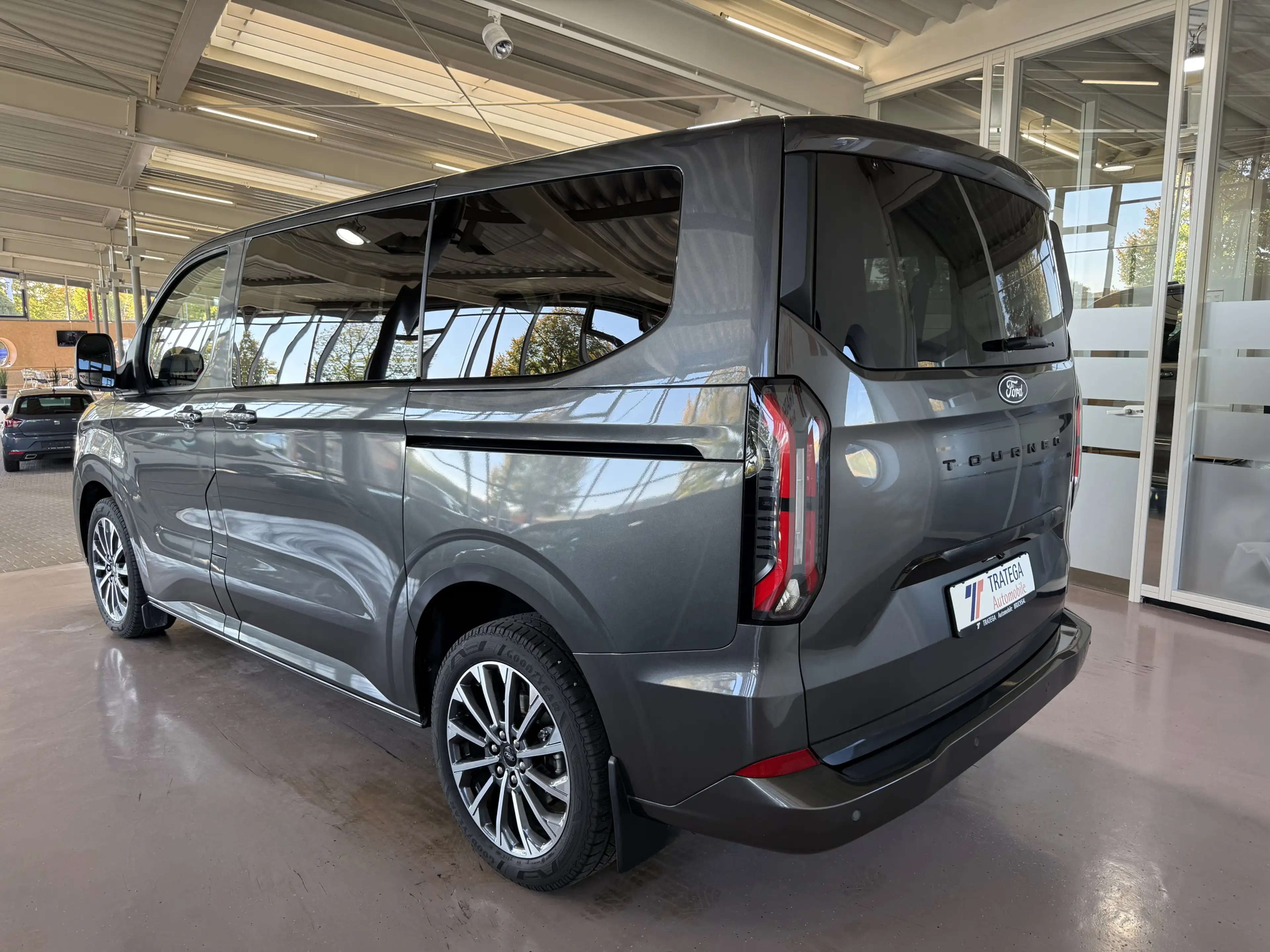 Ford Tourneo Custom L1 Titanium X Matrix el. AHK 70L — photo 6