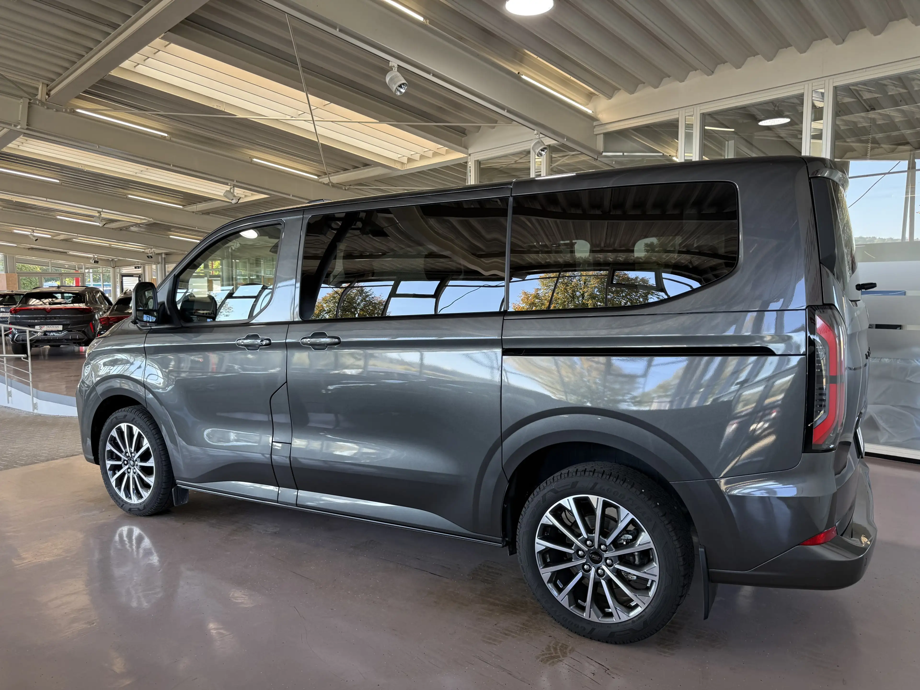 Ford Tourneo Custom L1 Titanium X Matrix el. AHK 70L — photo 5
