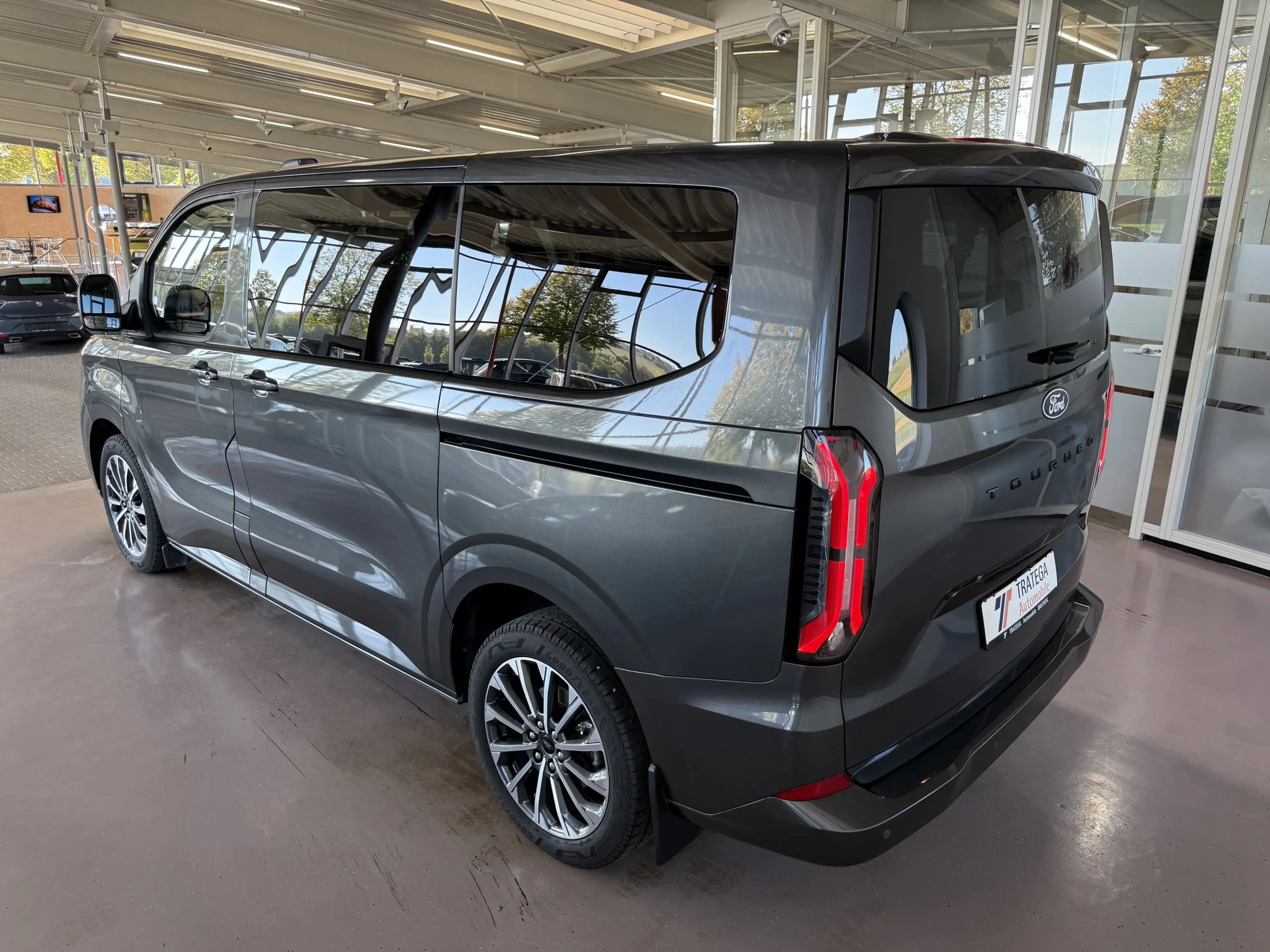 Ford Tourneo Custom L1 Titanium X Matrix el. AHK 70L — photo 12