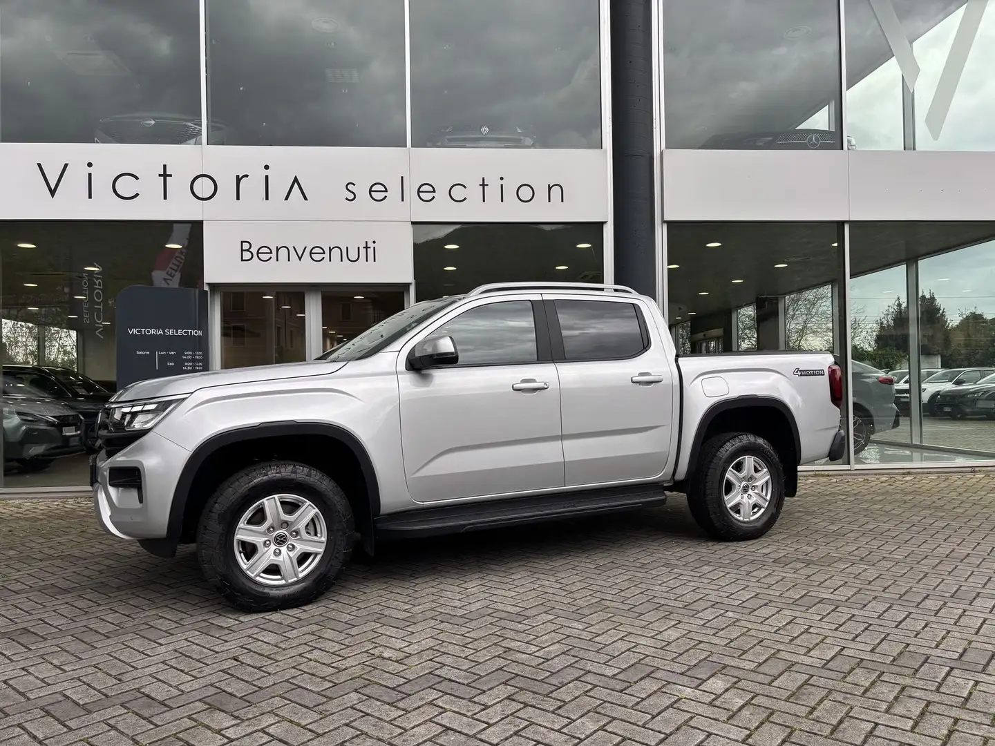 Volkswagen Amarok 2.0 TDI 205 CV 4MOTION C.AUTOMATICO LIFE RETROCAM Stříbrná - 1