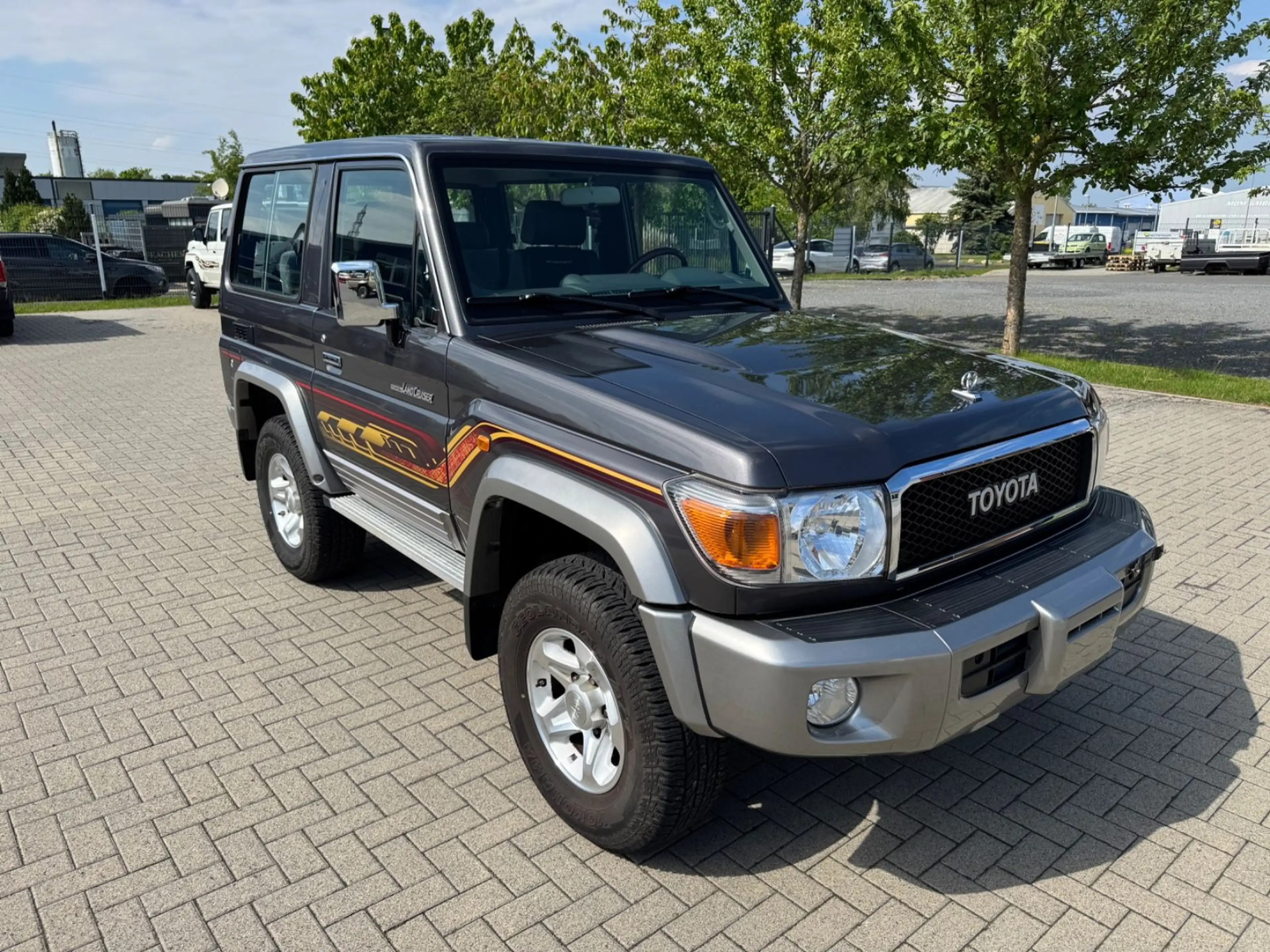 Toyota Land Cruiser GRJ 71 LX+ diff. M/T grau Voll. — photo 2