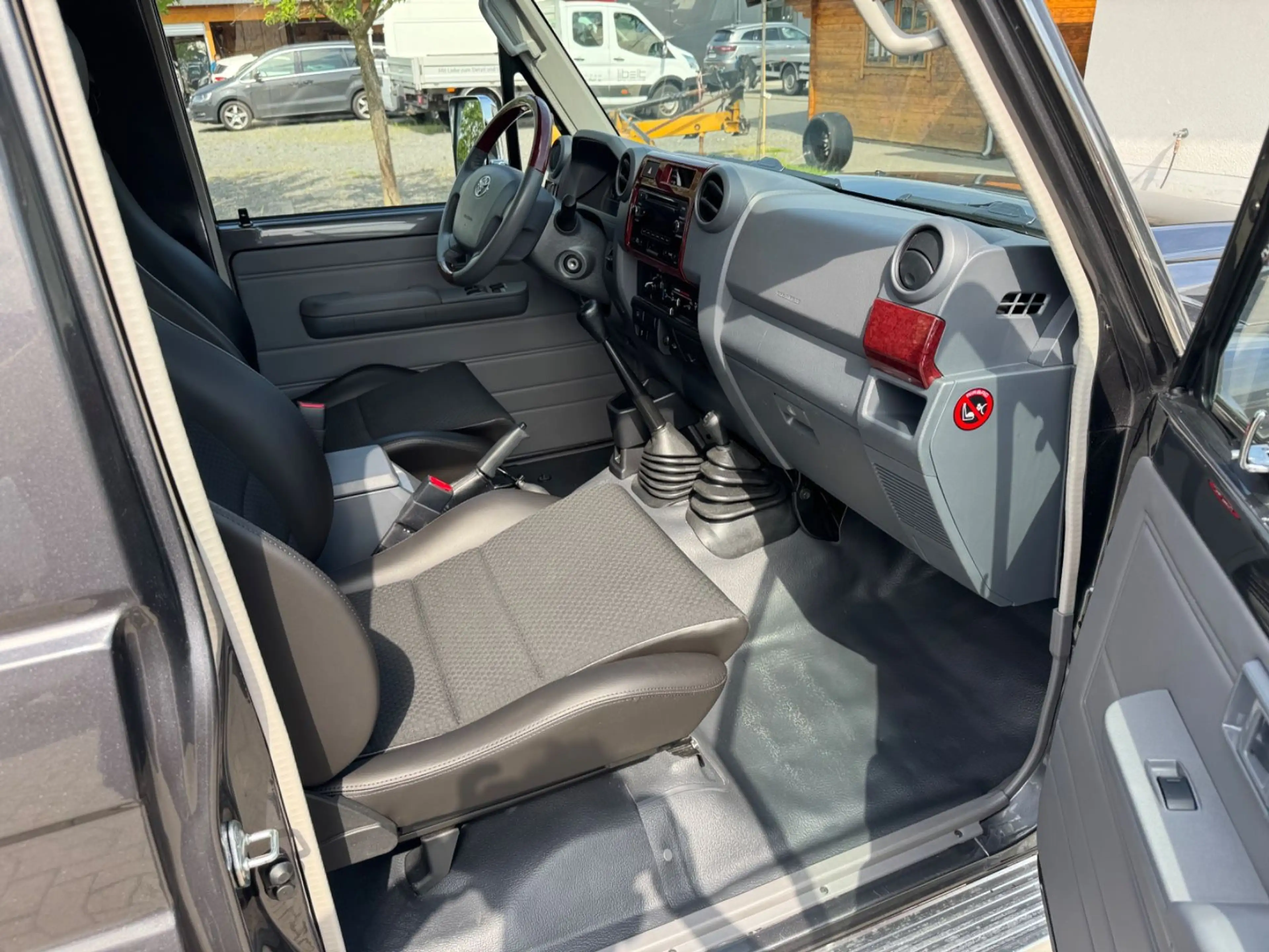 Toyota Land Cruiser GRJ 71 LX+ diff. M/T grau Voll. — photo 11