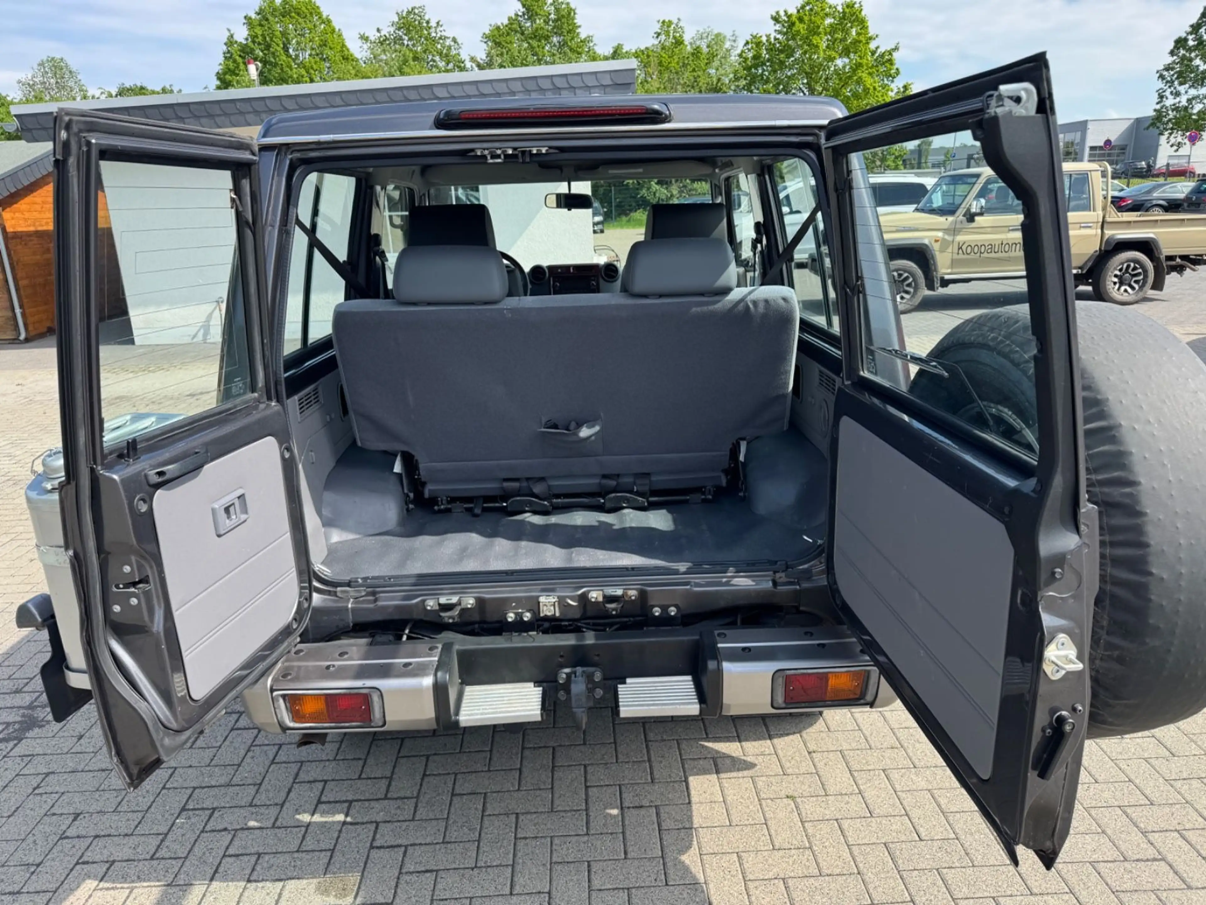 Toyota Land Cruiser GRJ 71 LX+ diff. M/T grau Voll. — photo 14