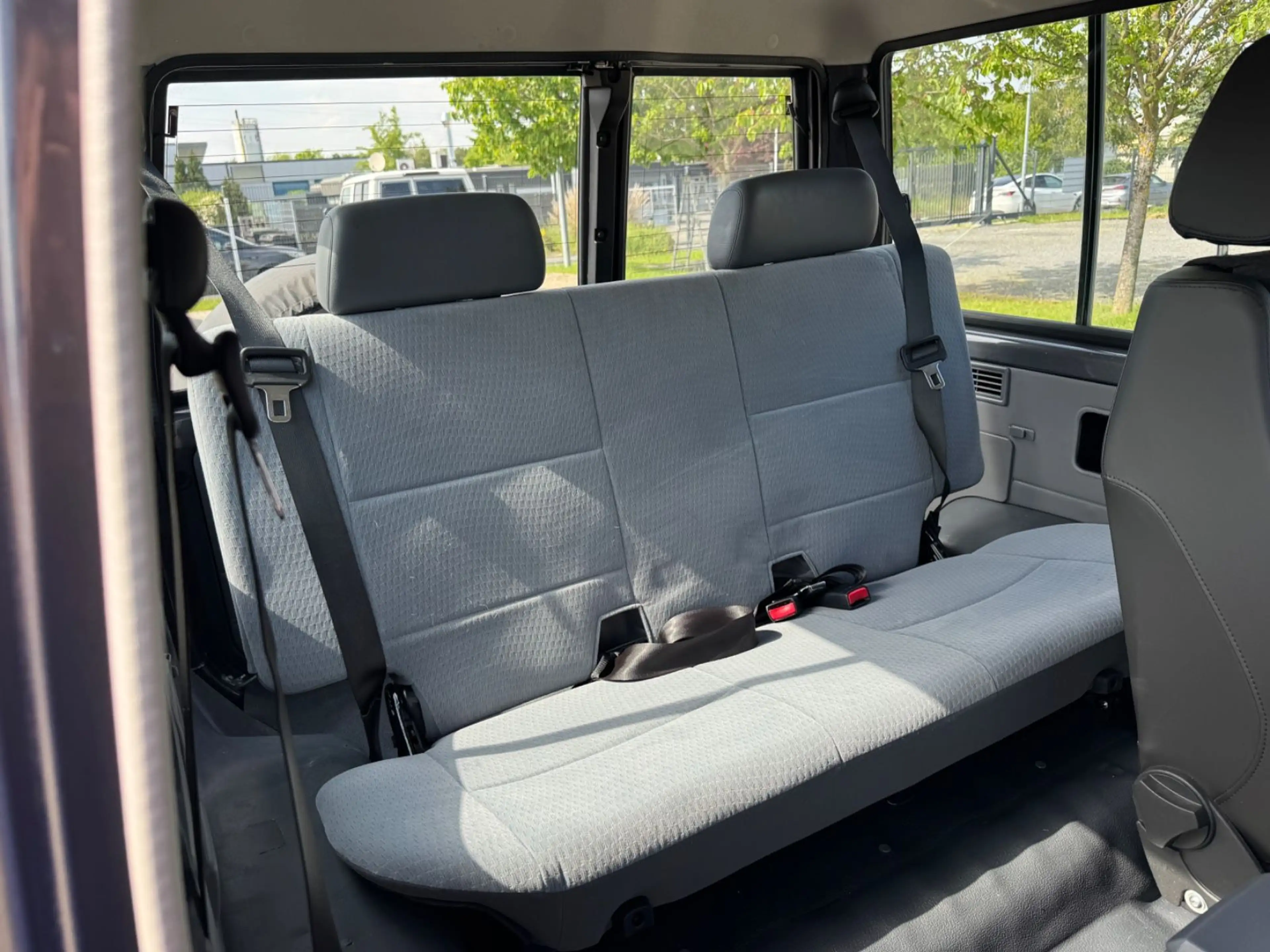 Toyota Land Cruiser GRJ 71 LX+ diff. M/T grau Voll. — photo 13