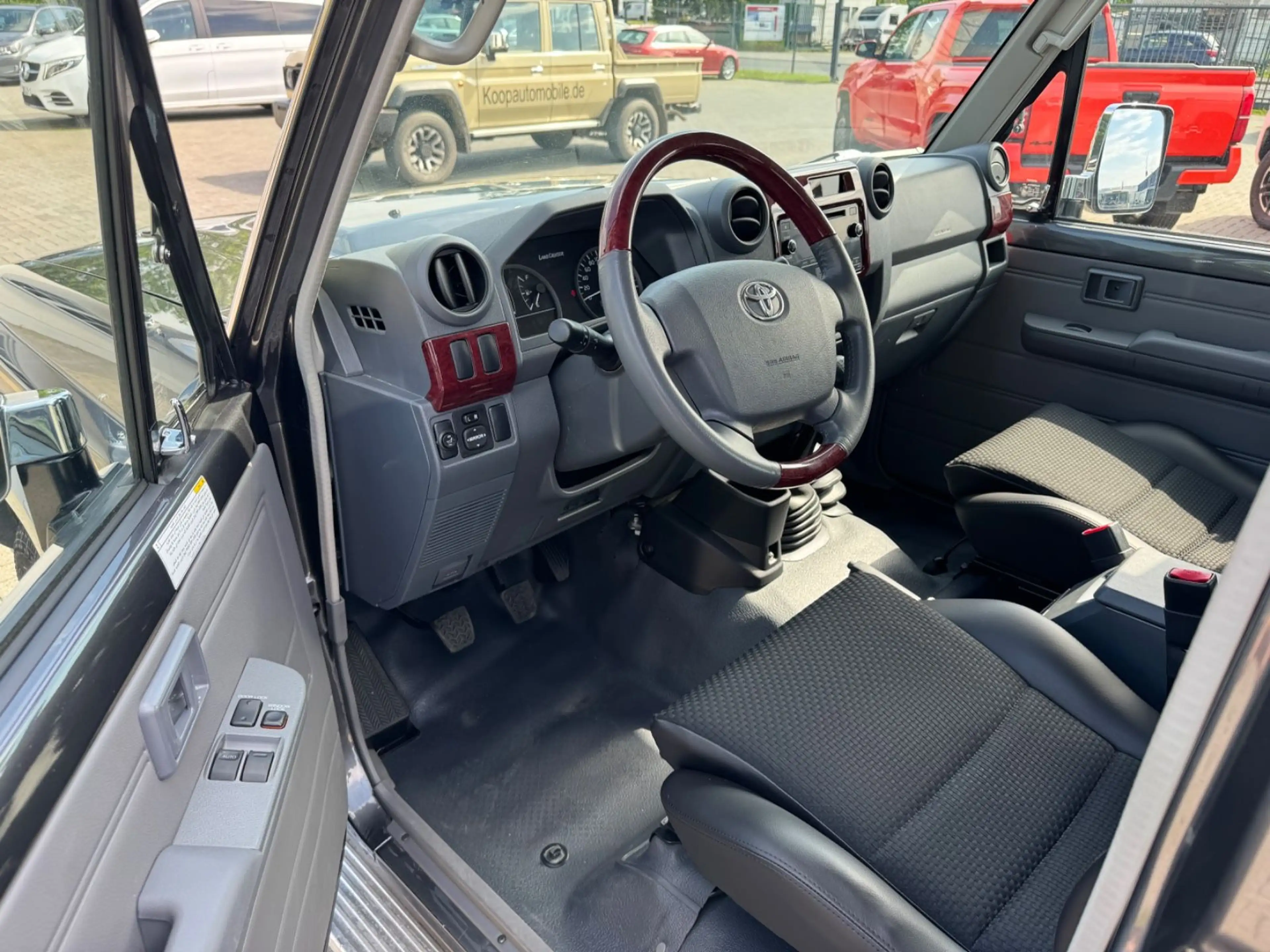 Toyota Land Cruiser GRJ 71 LX+ diff. M/T grau Voll. — photo 5