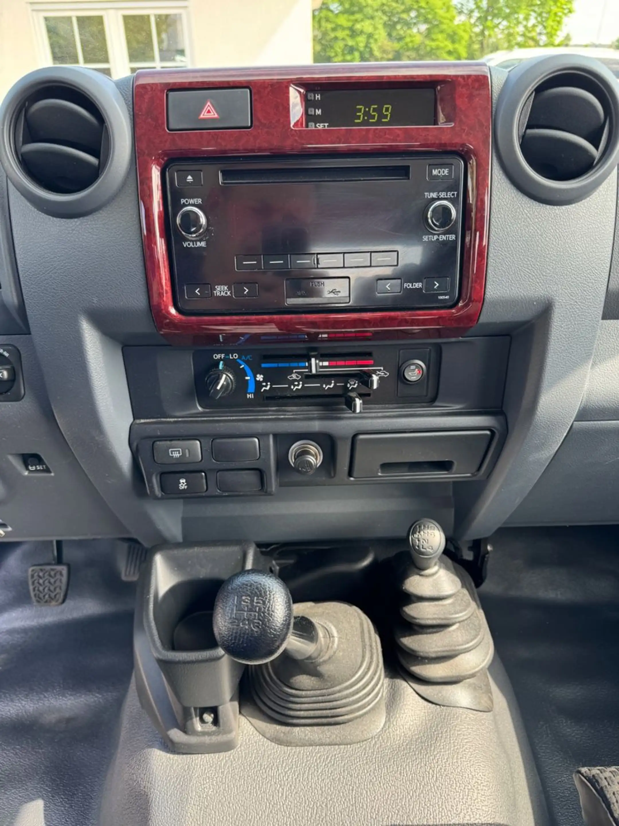 Toyota Land Cruiser GRJ 71 LX+ diff. M/T grau Voll. — photo 10