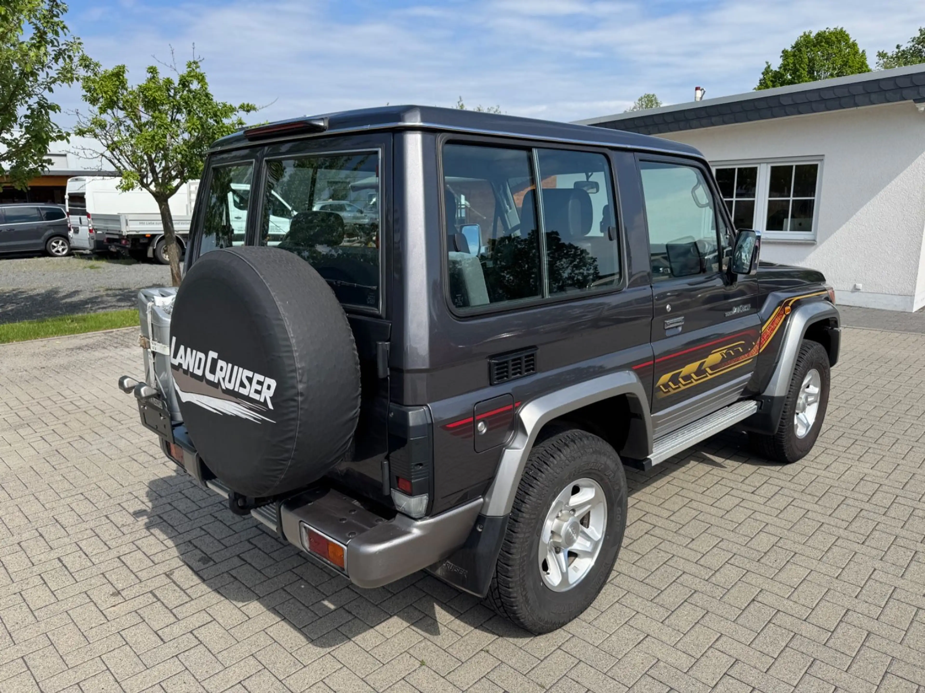 Toyota Land Cruiser GRJ 71 LX+ diff. M/T grau Voll. — photo 3
