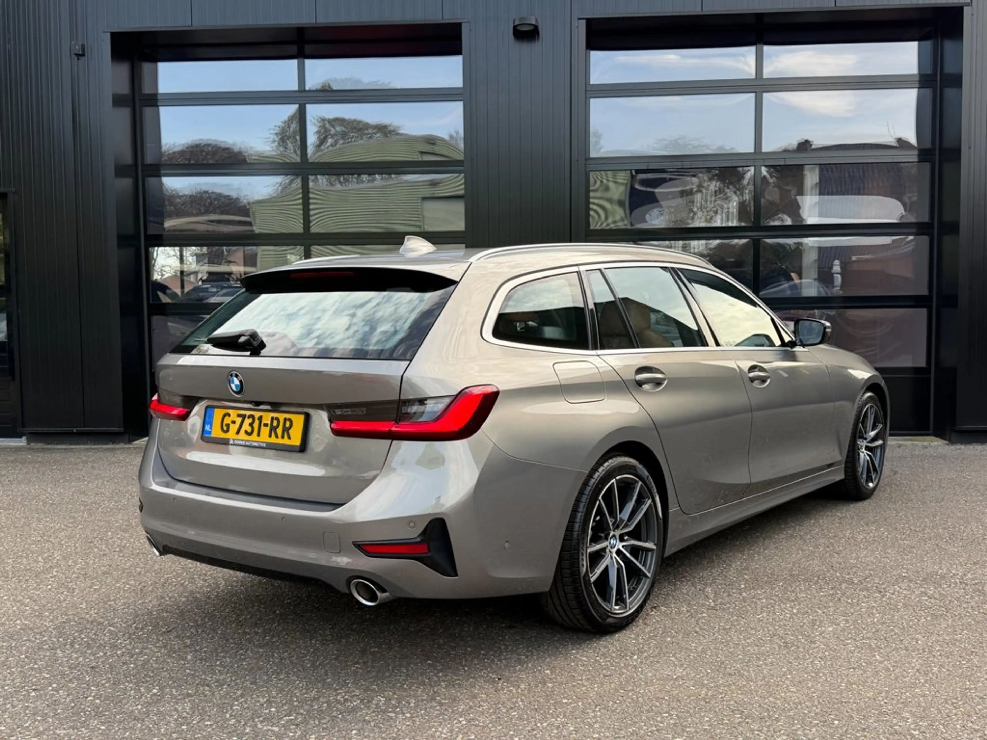 BMW 330 3-Serie Touring 330i Individual Edition Oxidgrau P — photo 3