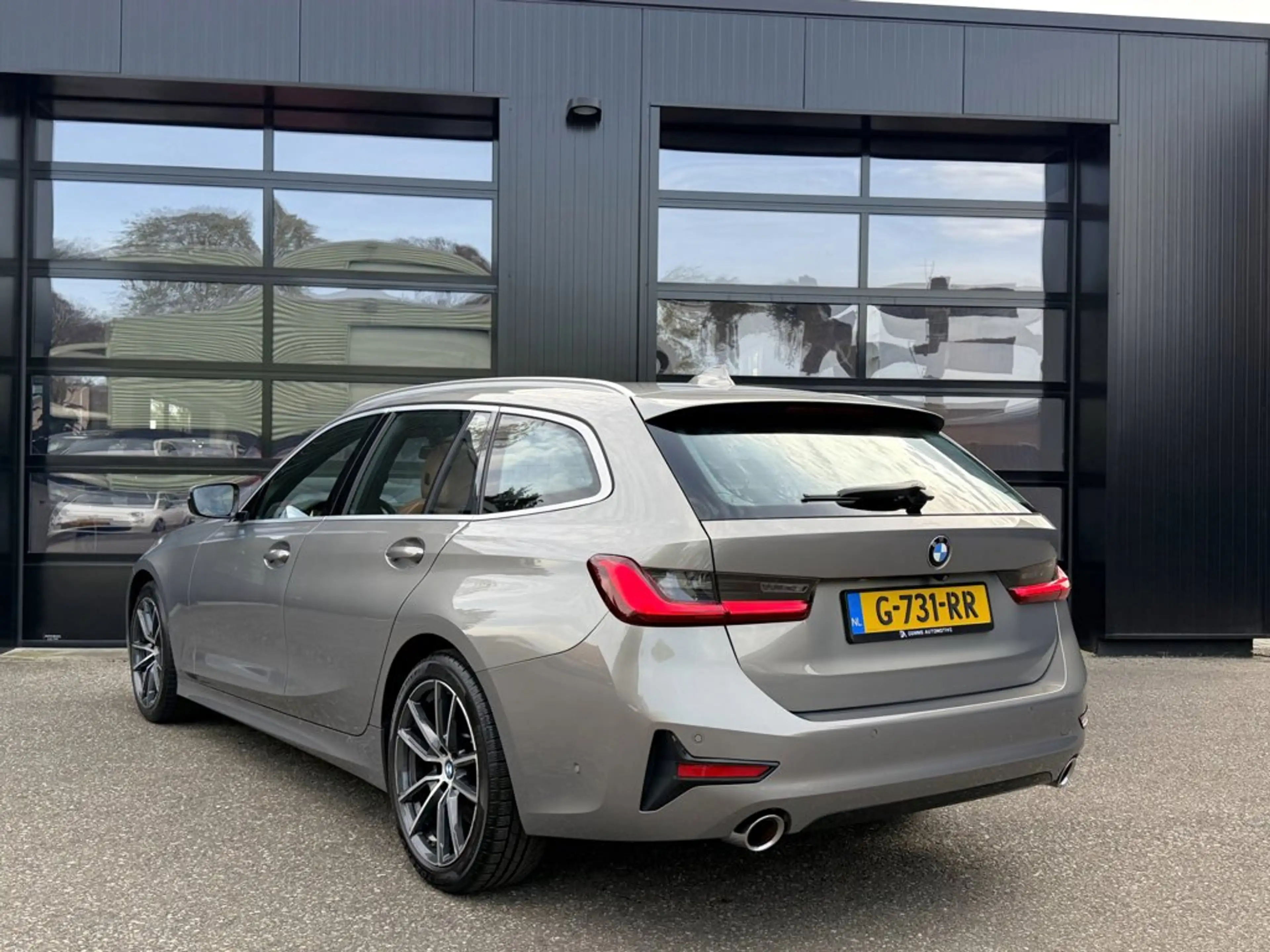 BMW 330 3-Serie Touring 330i Individual Edition Oxidgrau P — photo 2