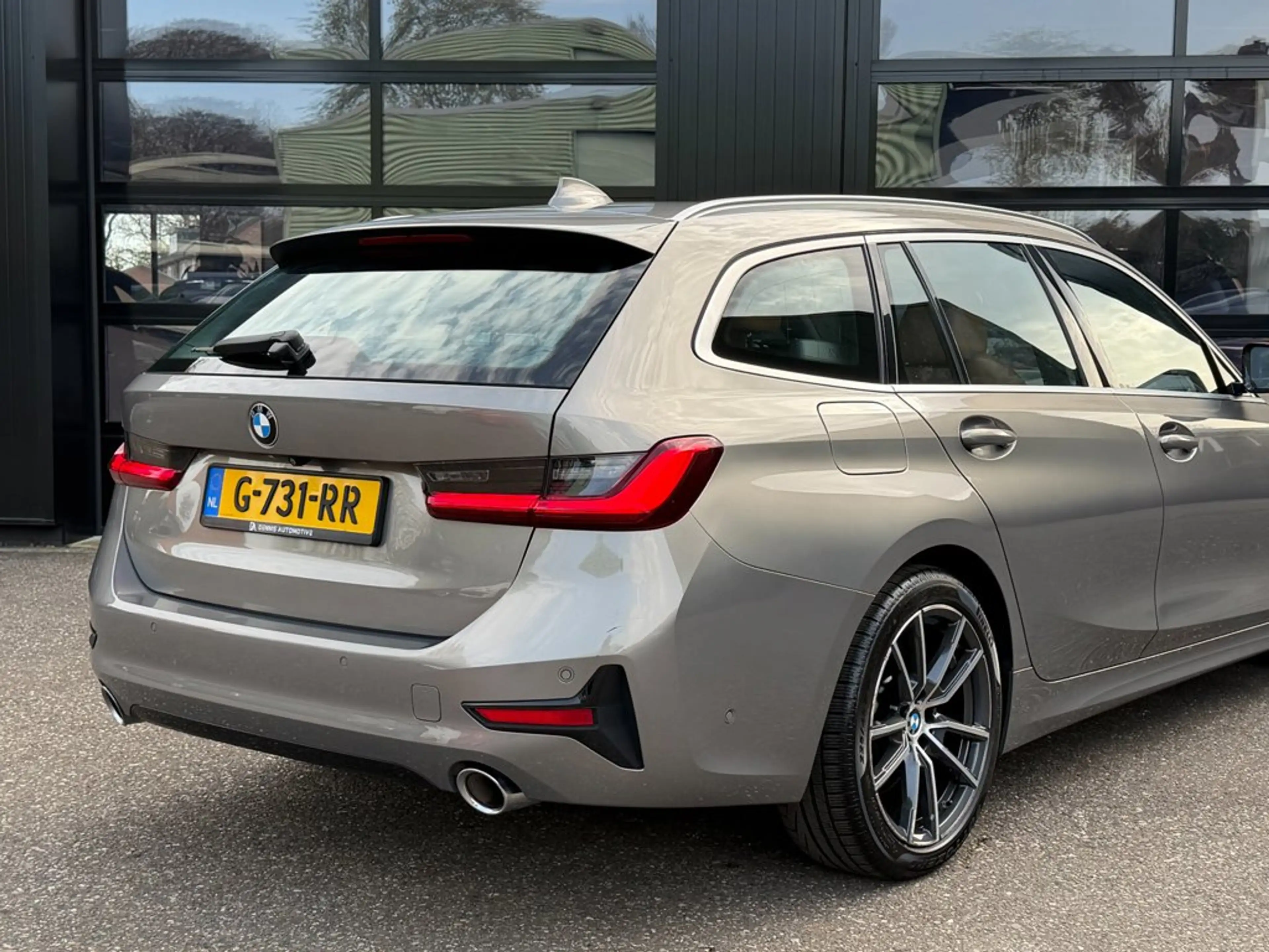 BMW 330 3-Serie Touring 330i Individual Edition Oxidgrau P — photo 4