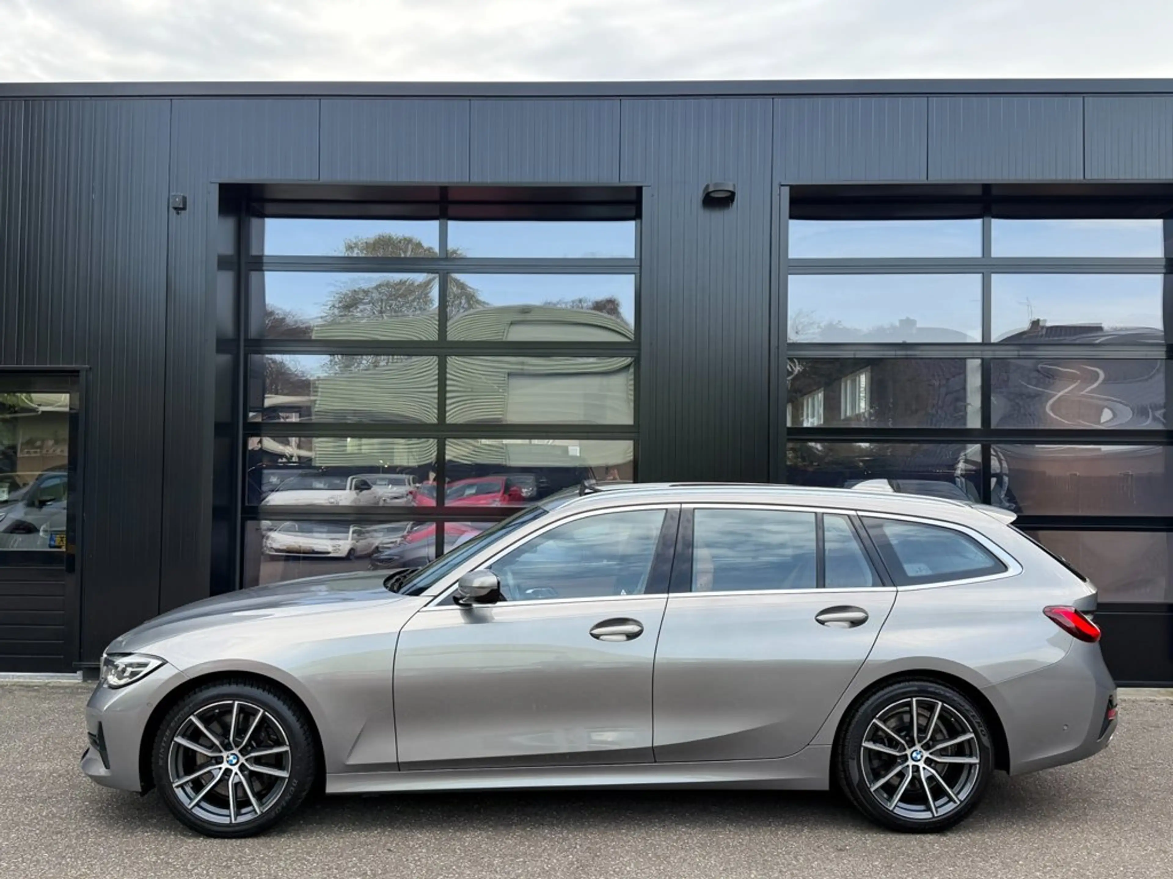 BMW 330 3-Serie Touring 330i Individual Edition Oxidgrau P — photo 5