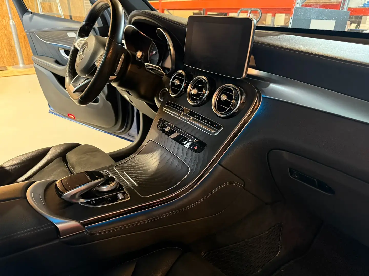 Mercedes-Benz GLC 350 350e 4MATIC Business Solution AMG PANO Alcantara Blauw - 2
