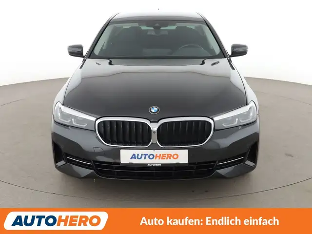 BMW 5 Series view 9