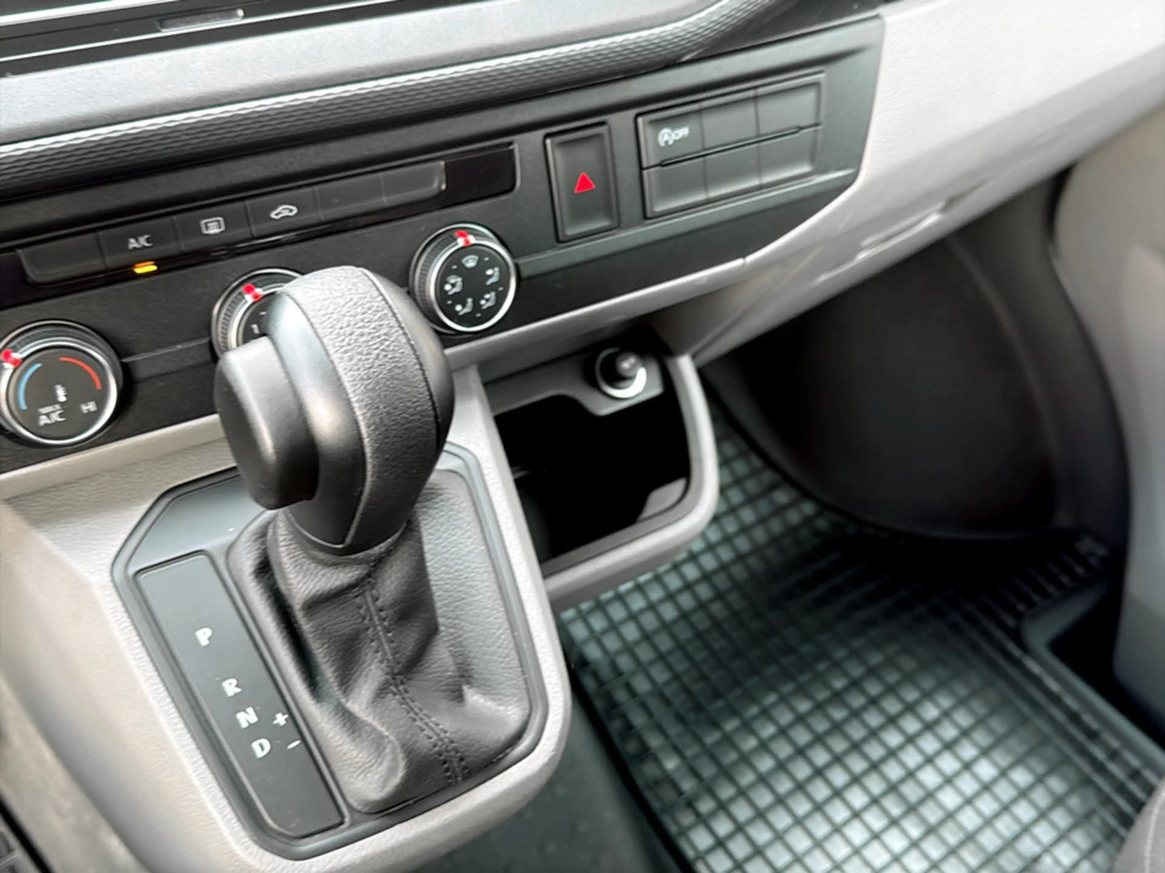 Volkswagen T6.1 Transporter Kombi LR TDI 4MOTION — photo 24