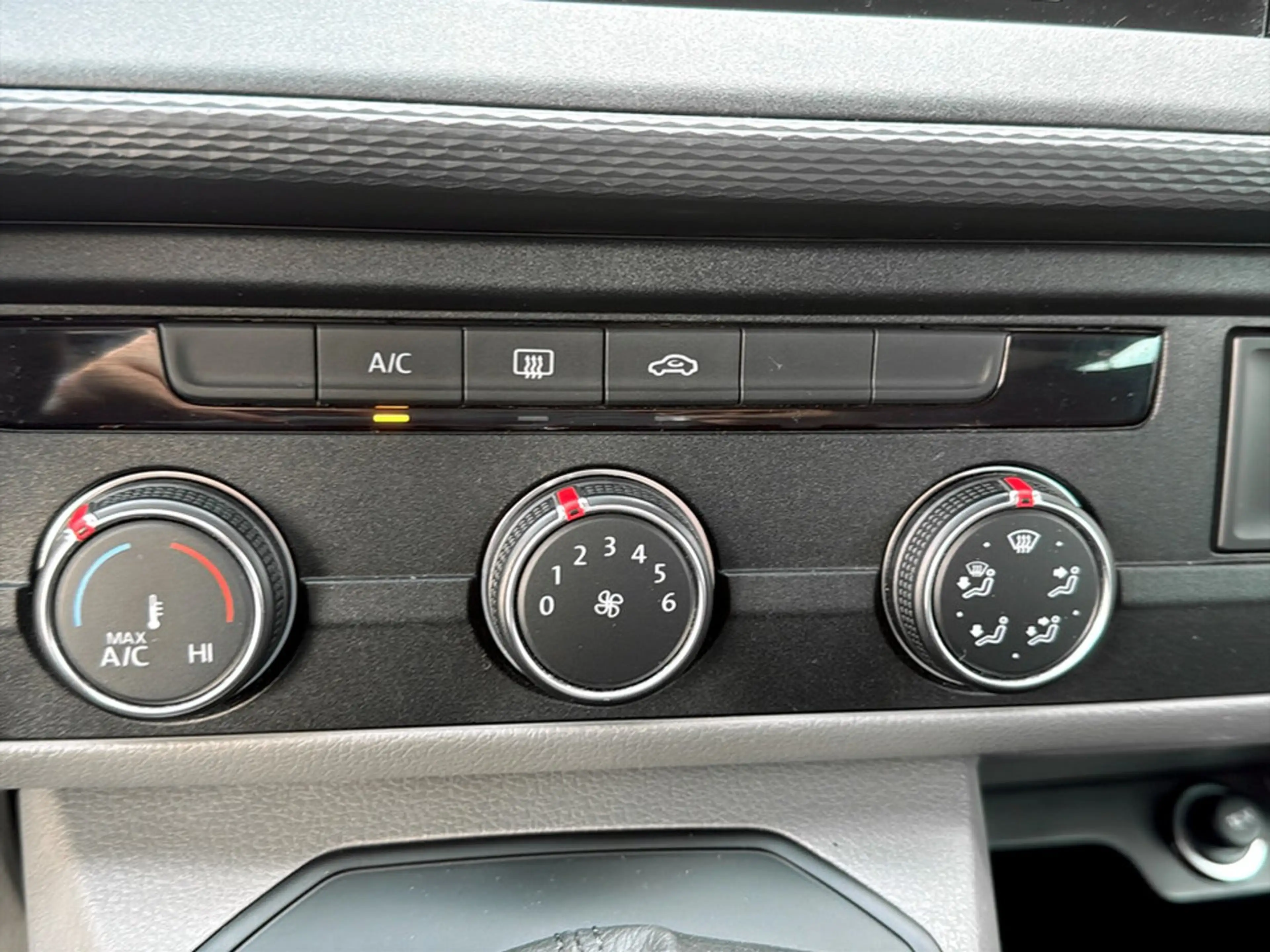 Volkswagen T6.1 Transporter Kombi LR TDI 4MOTION — photo 23