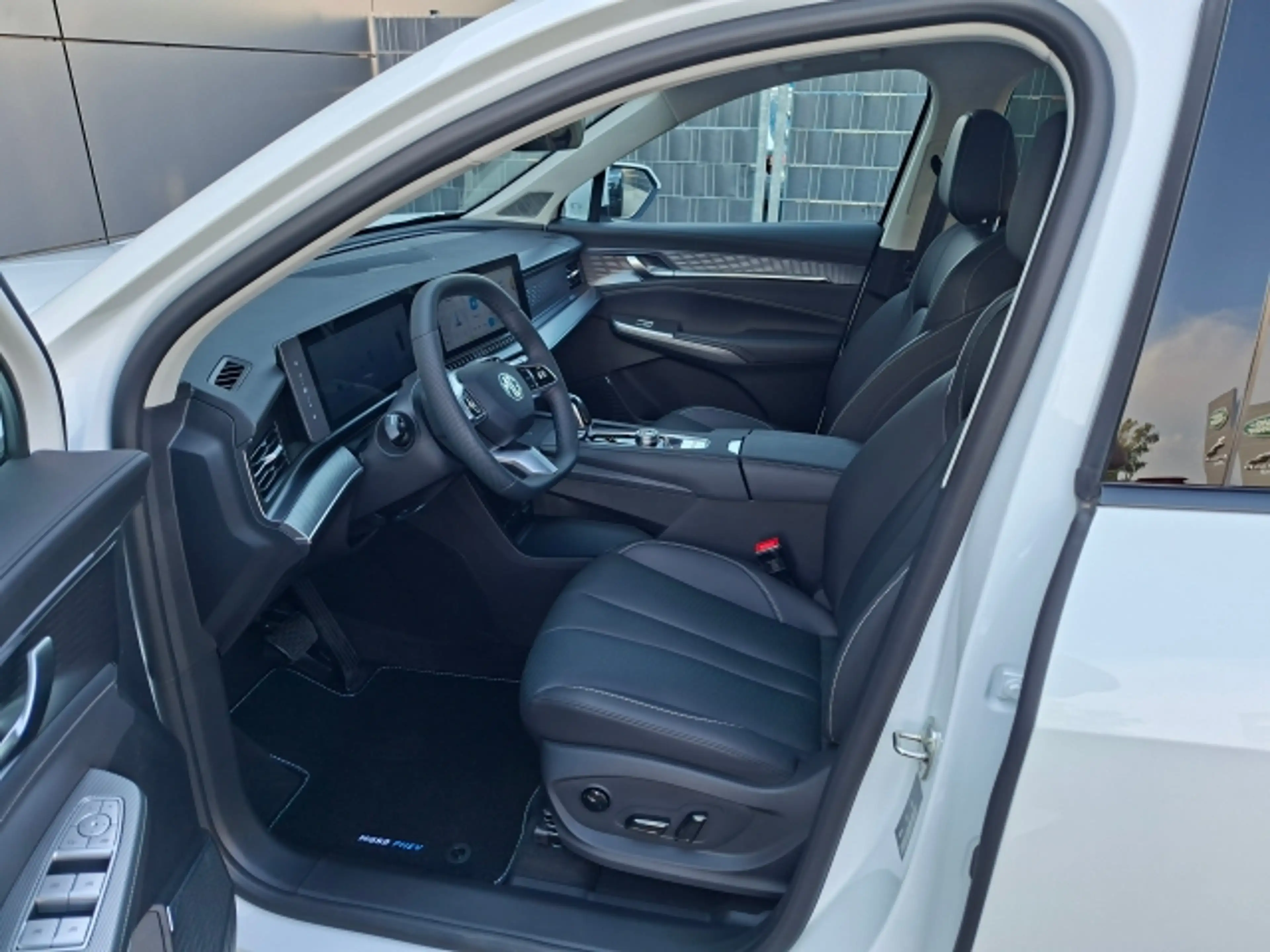 MG MGS9 PHEV Luxury MY2 — photo 11
