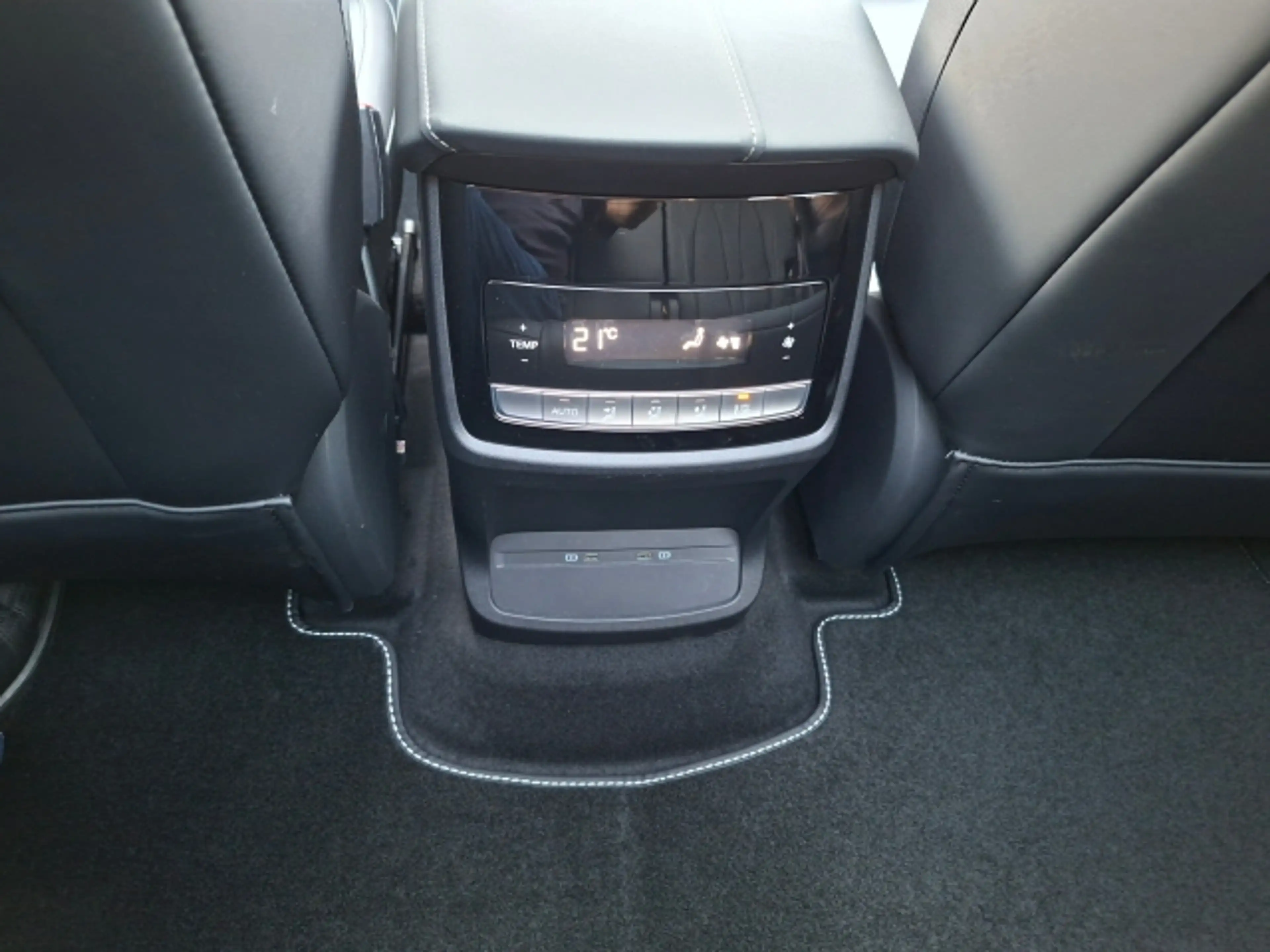 MG MGS9 PHEV Luxury MY2 — photo 18
