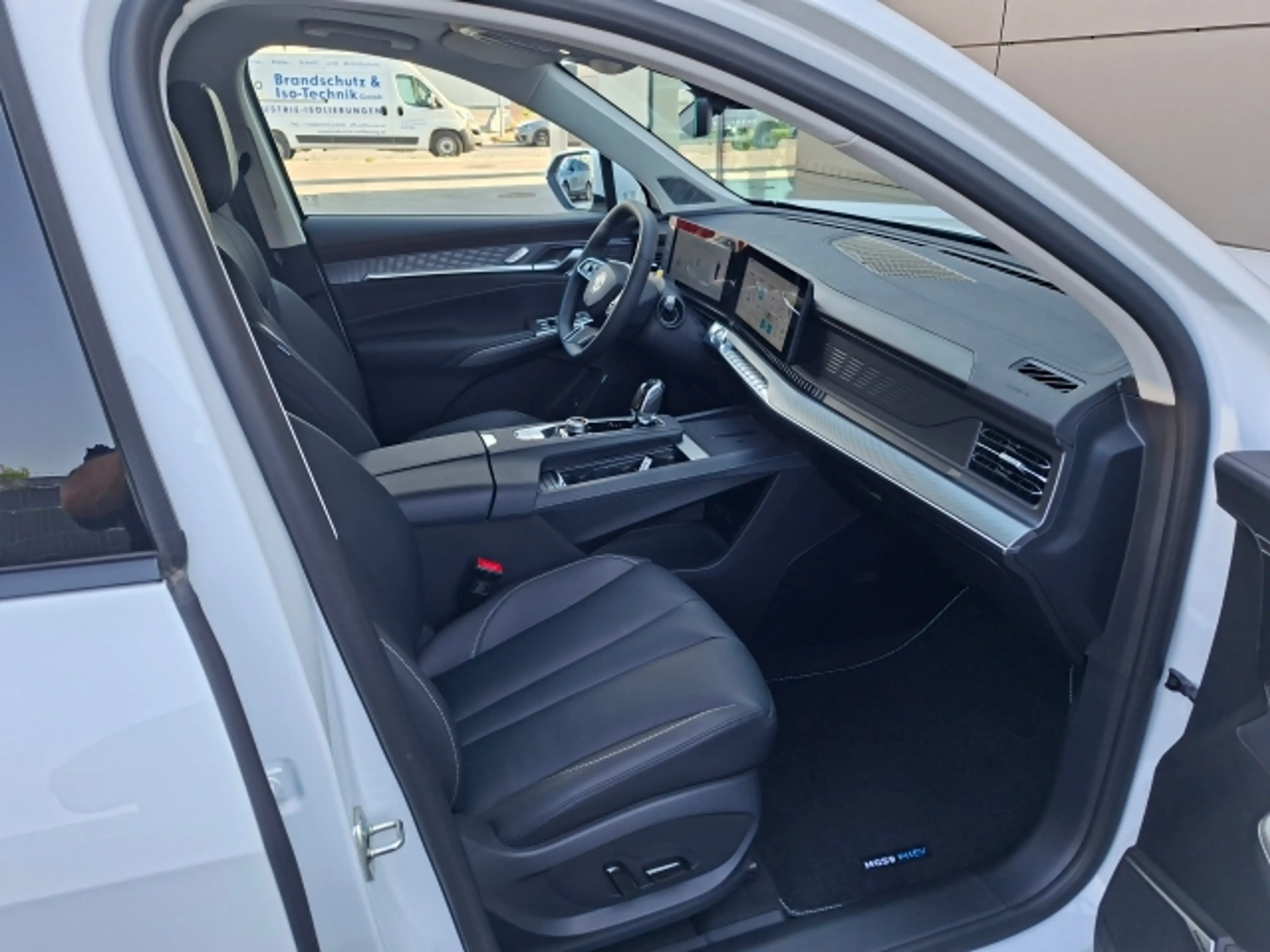 MG MGS9 PHEV Luxury MY2 — photo 15