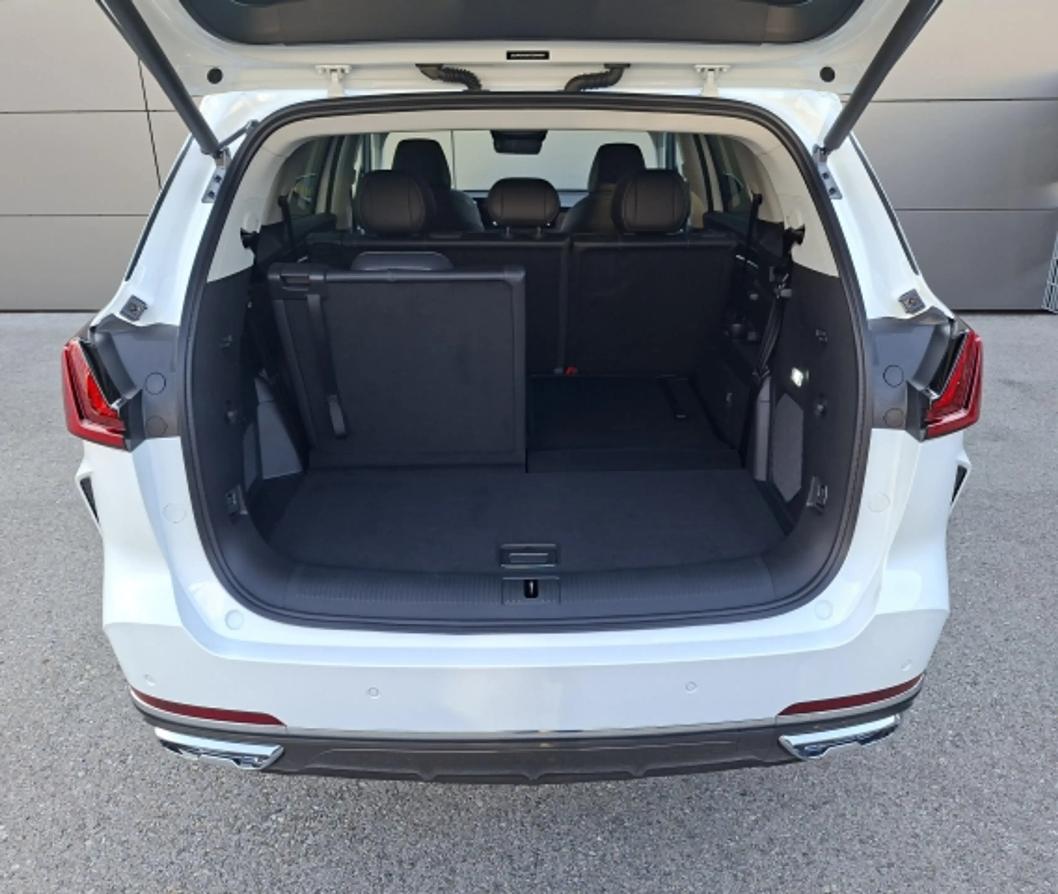 MG MGS9 PHEV Luxury MY2 — photo 9