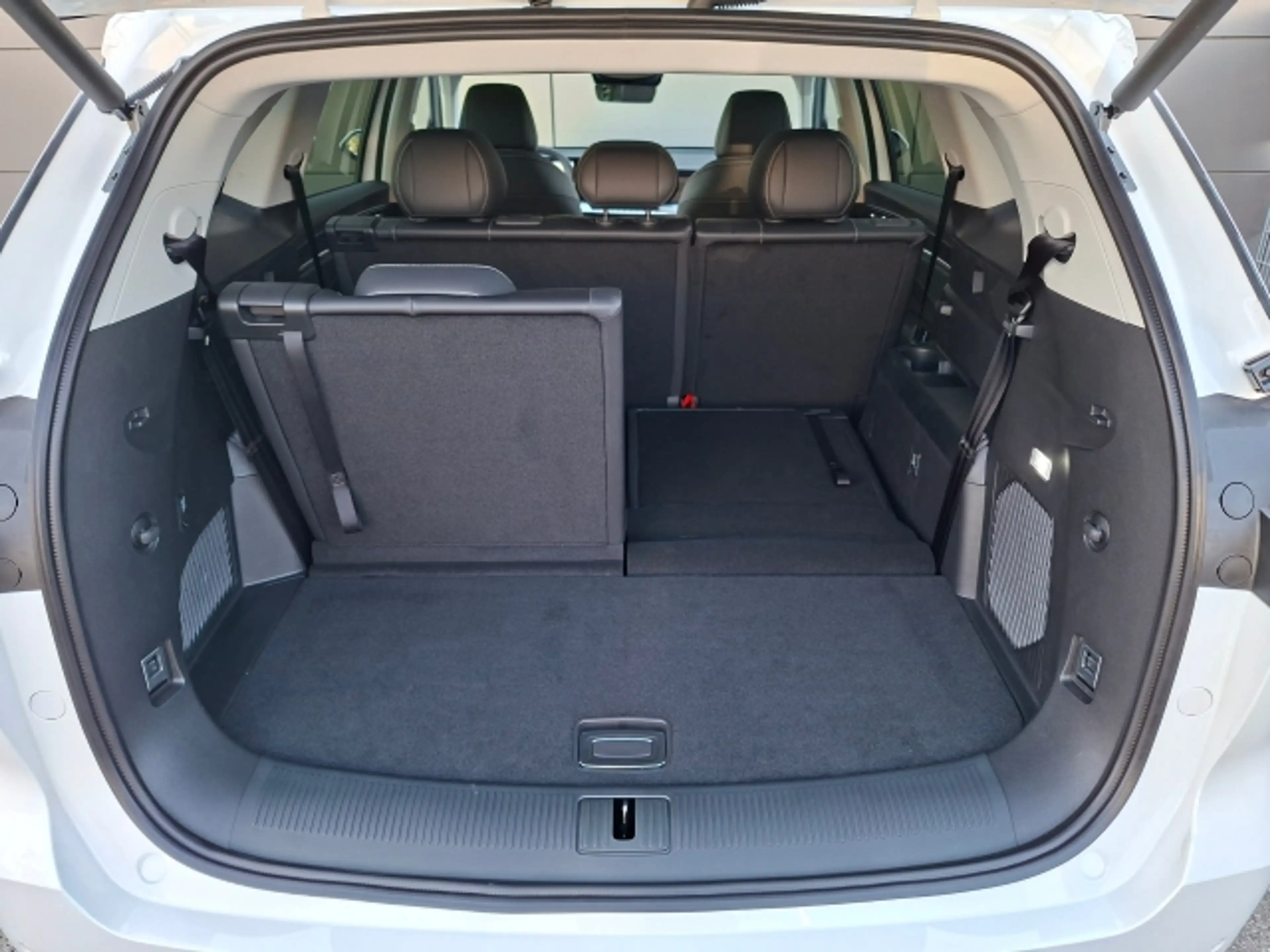 MG MGS9 PHEV Luxury MY2 — photo 8