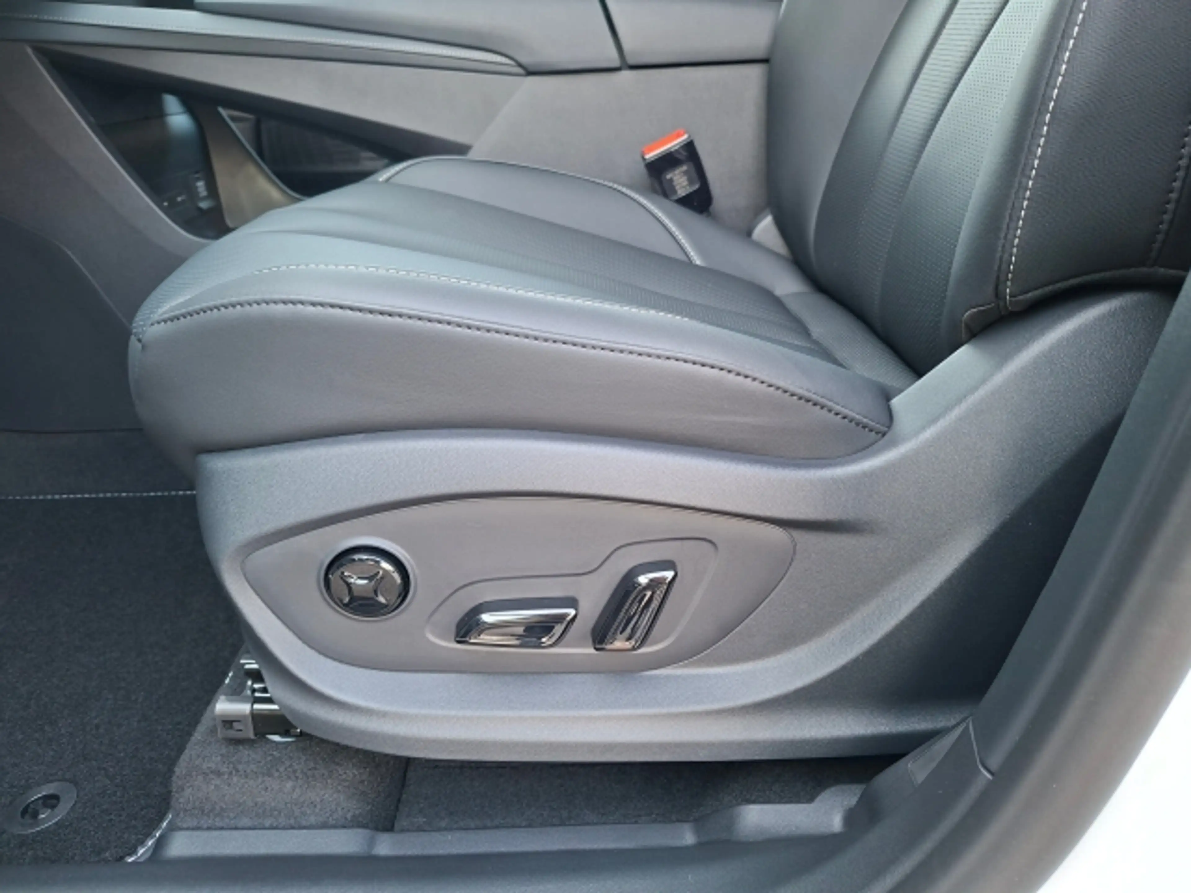 MG MGS9 PHEV Luxury MY2 — photo 12