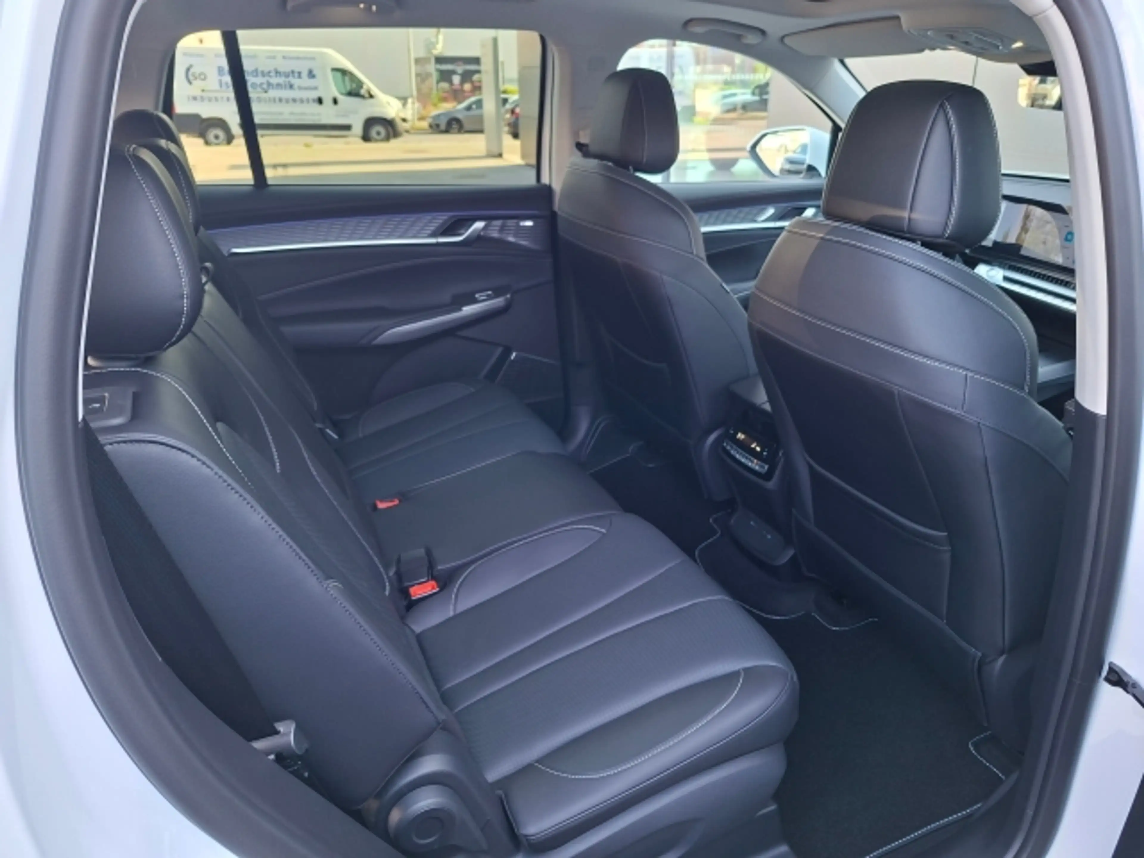 MG MGS9 PHEV Luxury MY2 — photo 16