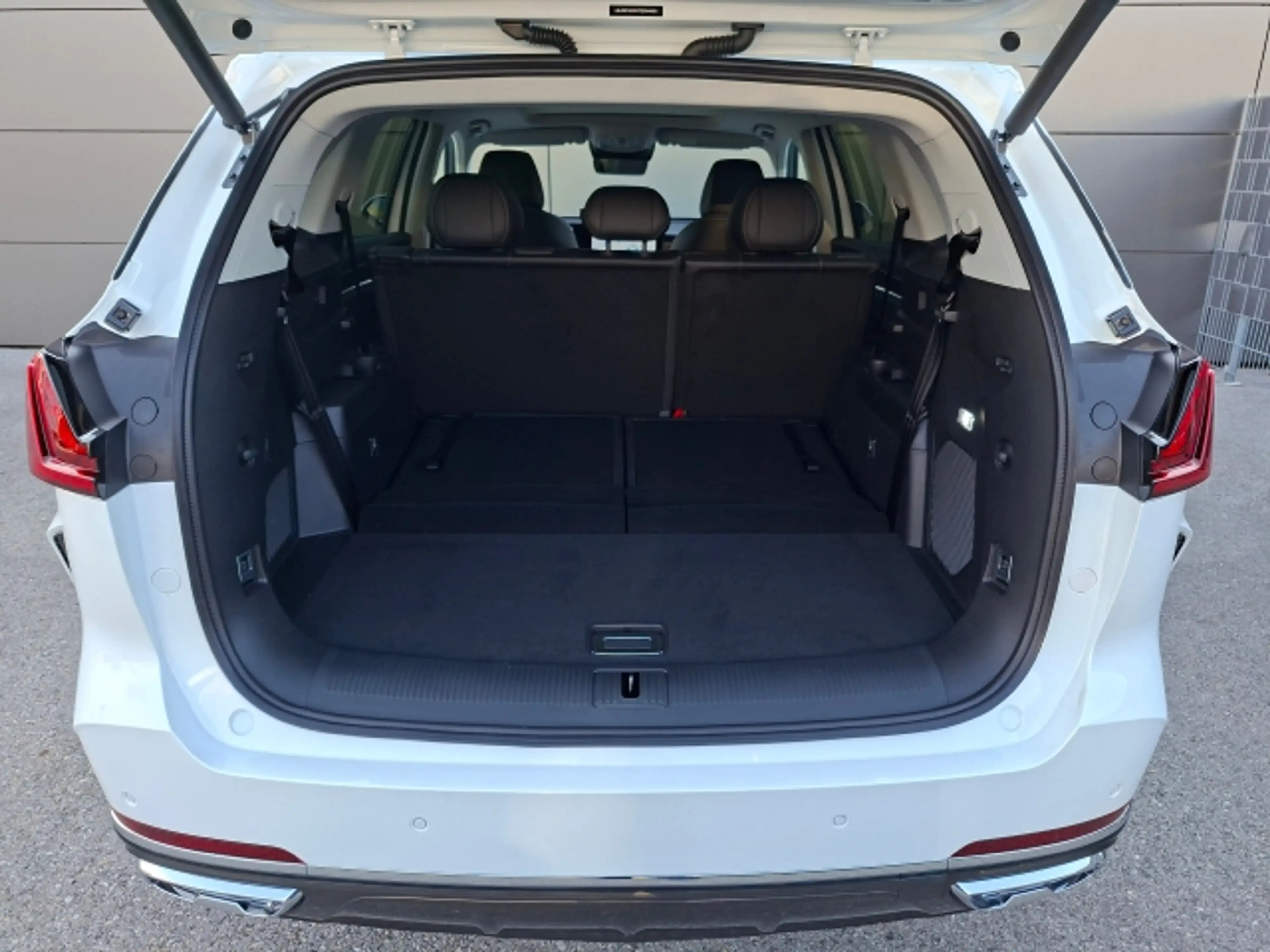 MG MGS9 PHEV Luxury MY2 — photo 10