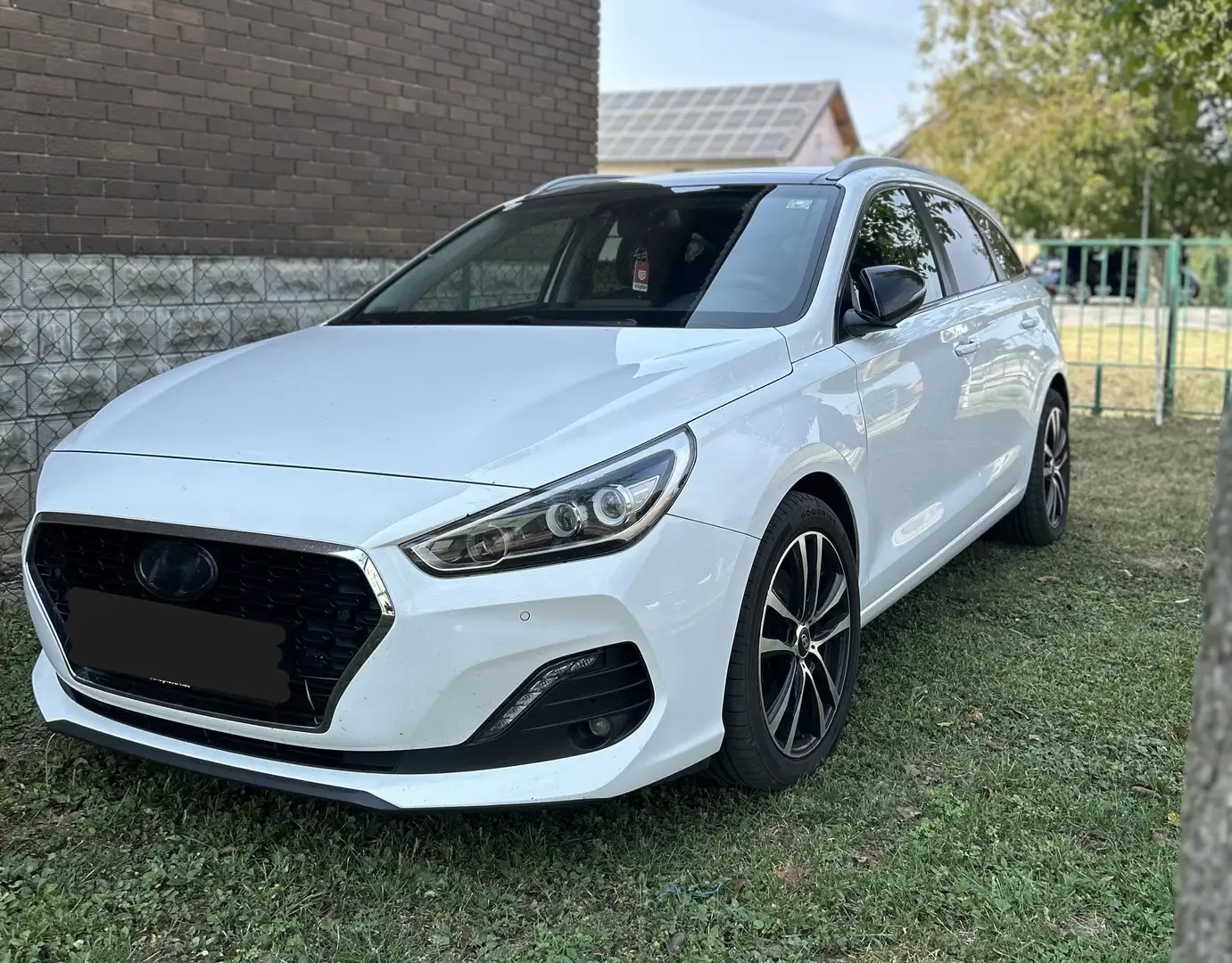 Hyundai i30 Automatik 1.6 Crdi Navi,Leder,Panoramadach,Webasto Weiß - 1