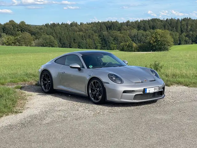 Porsche 992 view 9