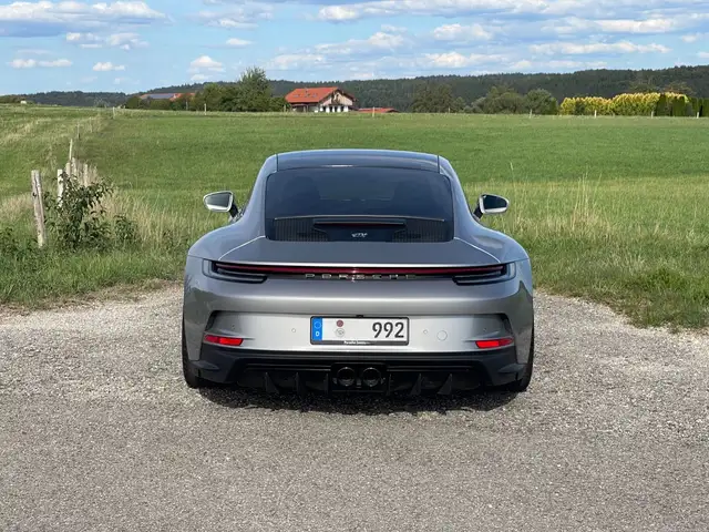 Porsche 992 view 7