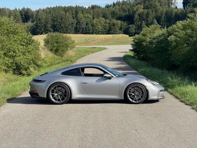 Porsche 992 view 3