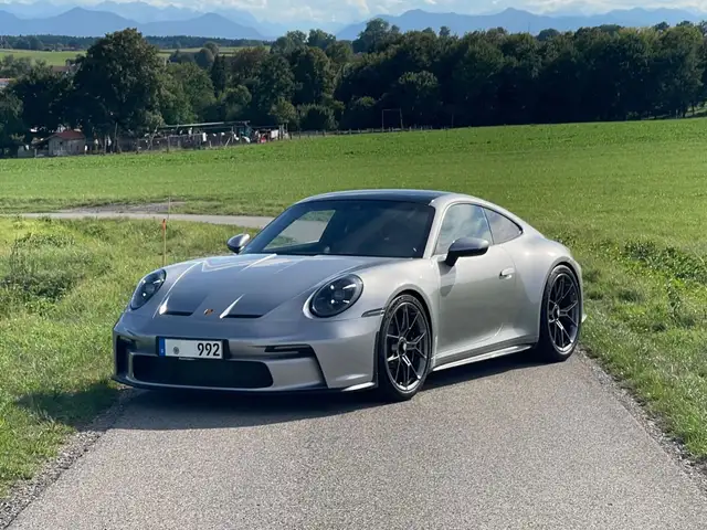 Porsche 992 view 4